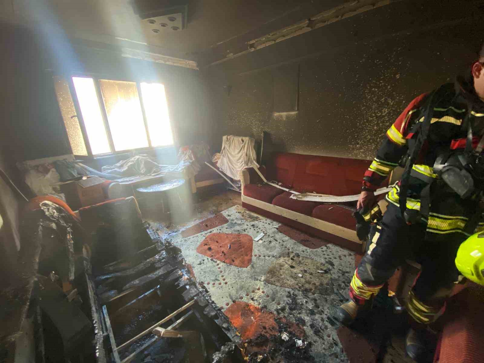 Bandırma’da apartman dairesinde çıkan yangın büyümeden söndürüldü