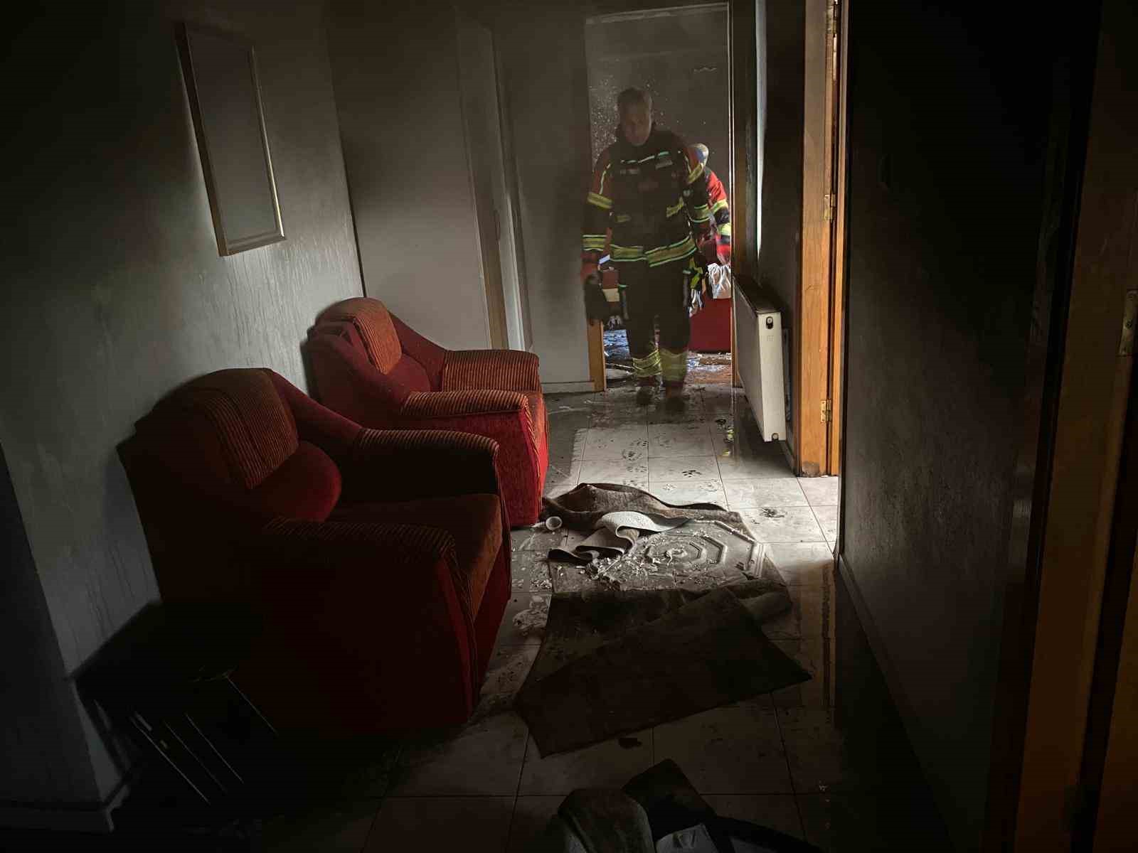 Bandırma’da apartman dairesinde çıkan yangın büyümeden söndürüldü