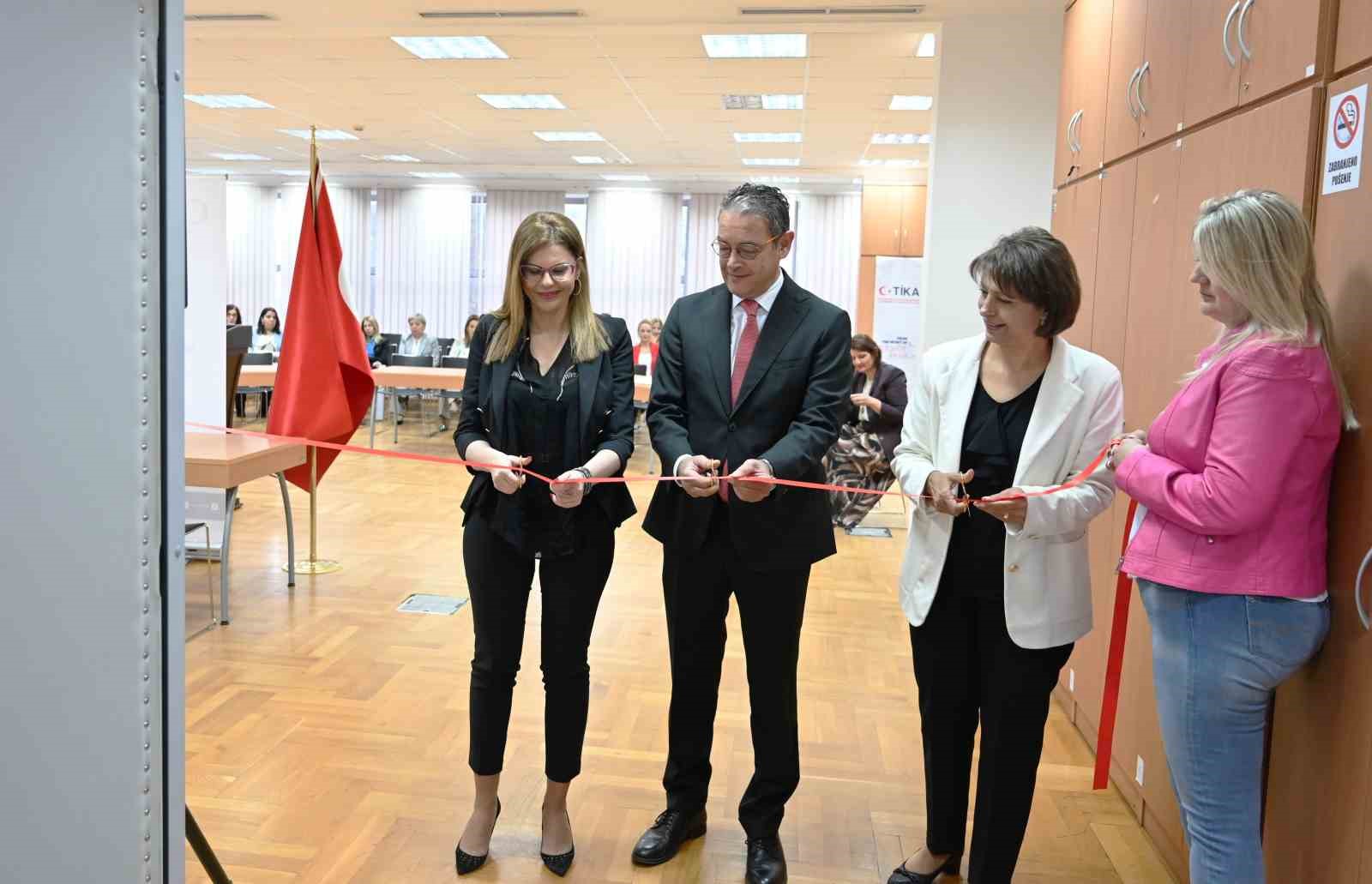 TİKA&rsquo;dan Karadağ Eğitim Hizmetleri M&uuml;d&uuml;rl&uuml;ğ&uuml;&rsquo;ne ofis mobilyası desteği
