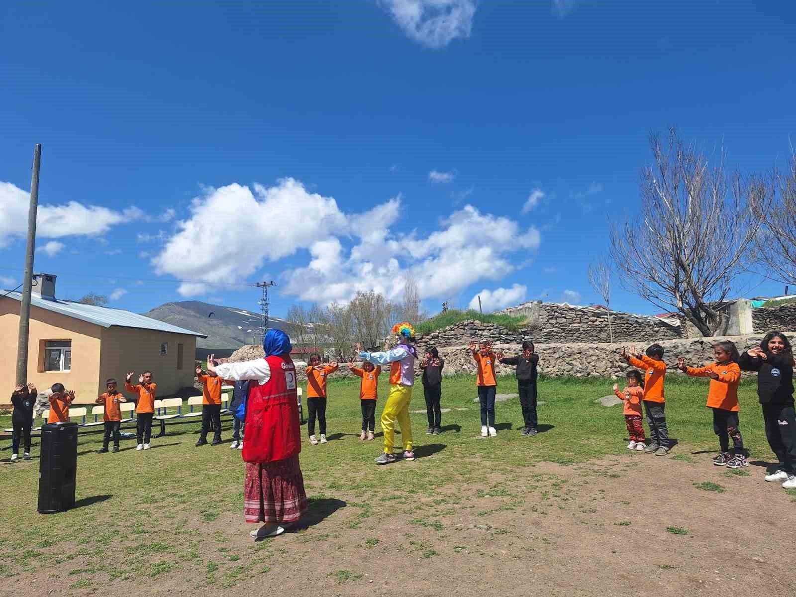Kızılay Ağrı Şubesi, öğrencilere sağlıklı beslenme ve egzersiz bilinci kazandırıyor
