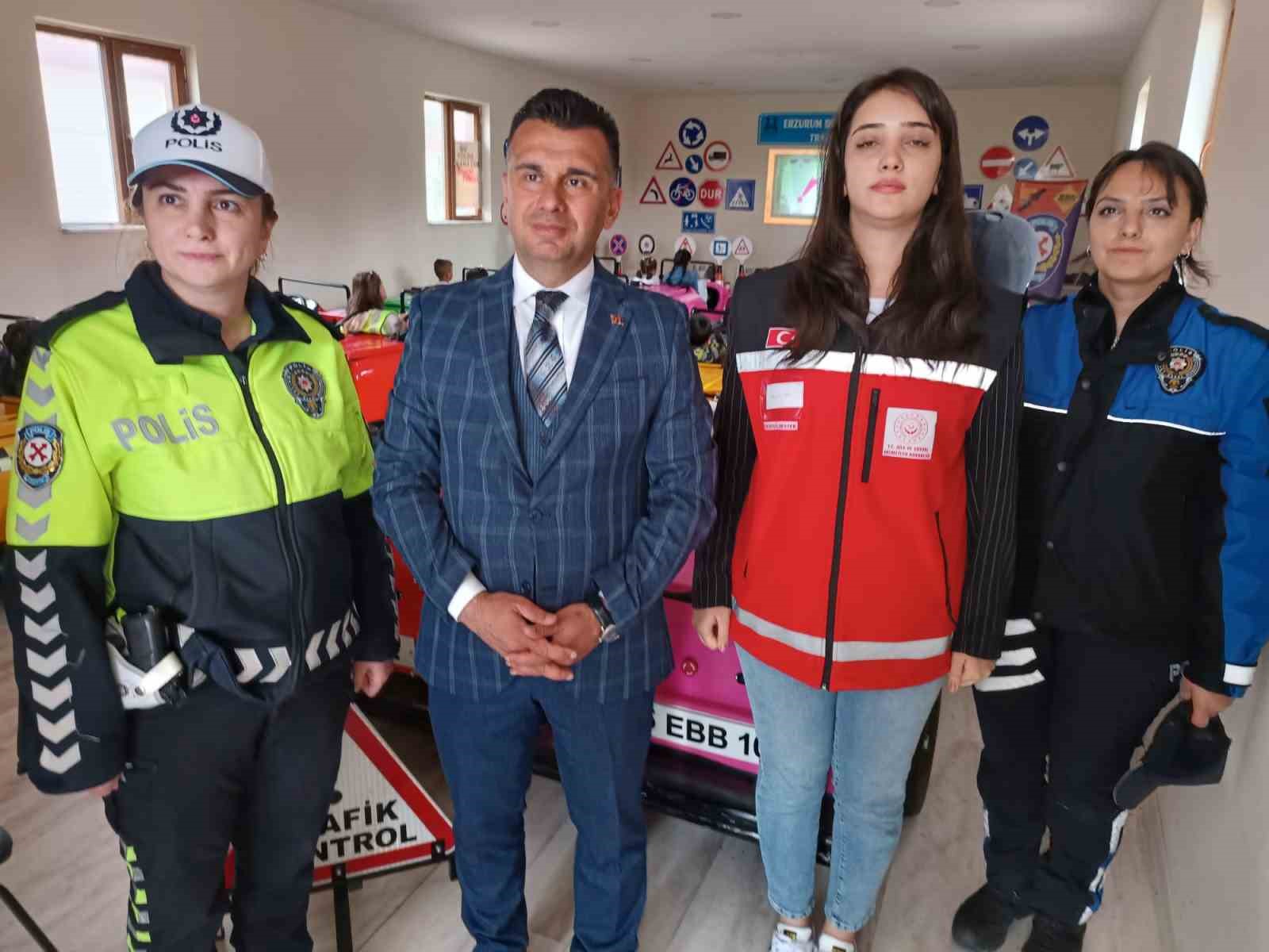 &Ccedil;ocuklara trafik eğitimi etkinliği
