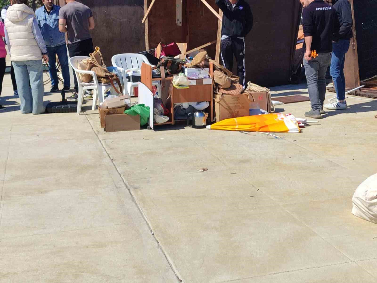 Sinop’ta şiddetli rüzgar seyyar tezgahları yıktı