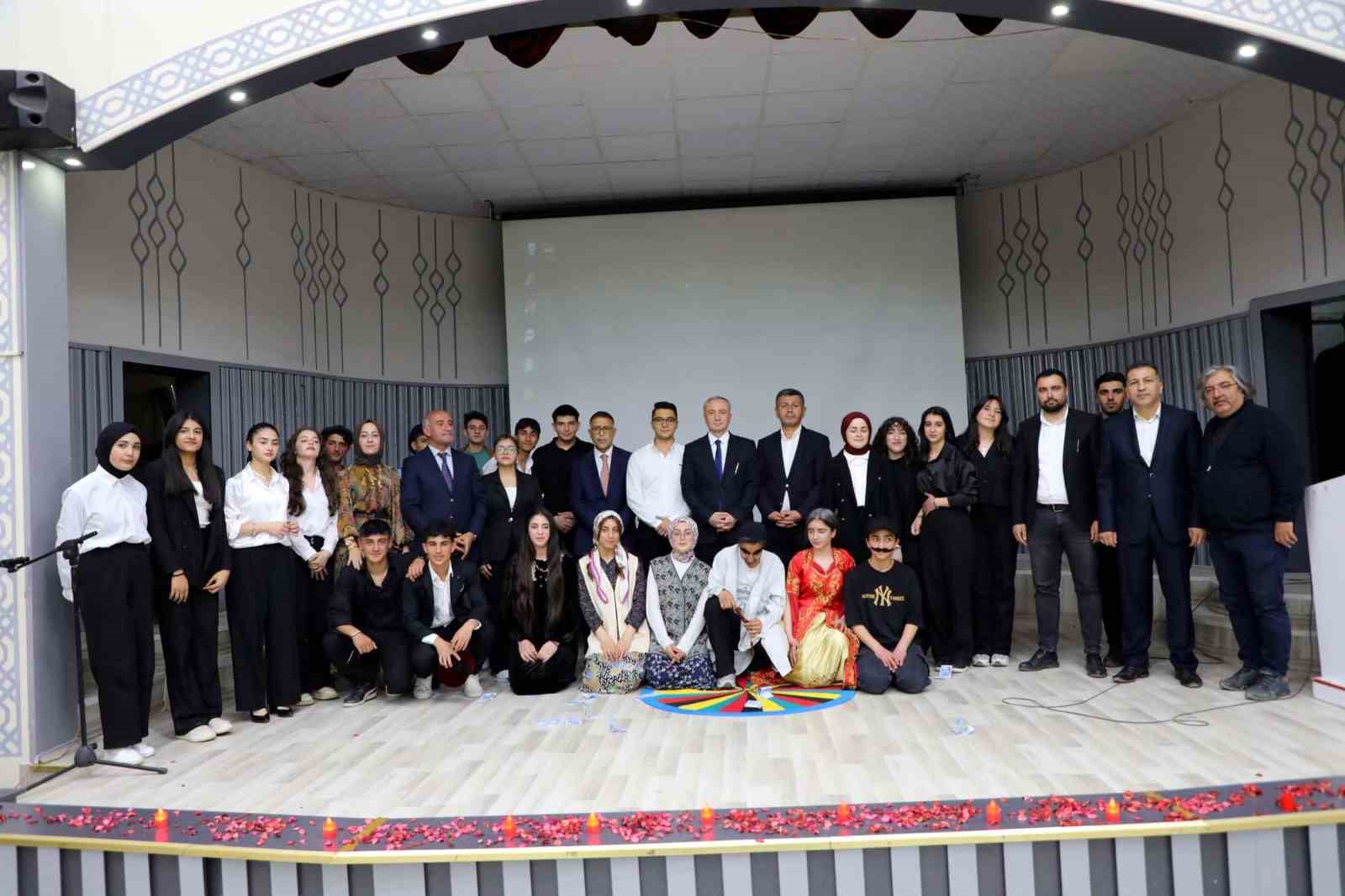 Ağrı’da "Okuyan Şehir Ağrı" projesi kapsamında şiir dinletisi ve tiyatro gösterisi düzenlendi
