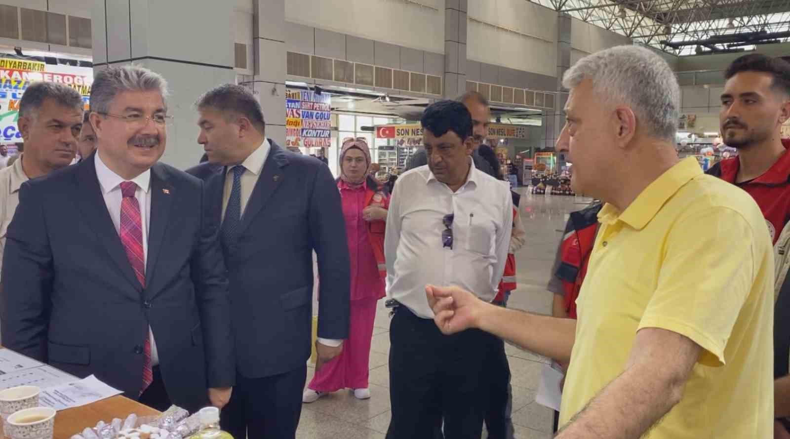 Vali Yılmaz, "Aile Yılı" kapsamında otogar esnafı ve yolcularla bir araya geldi
