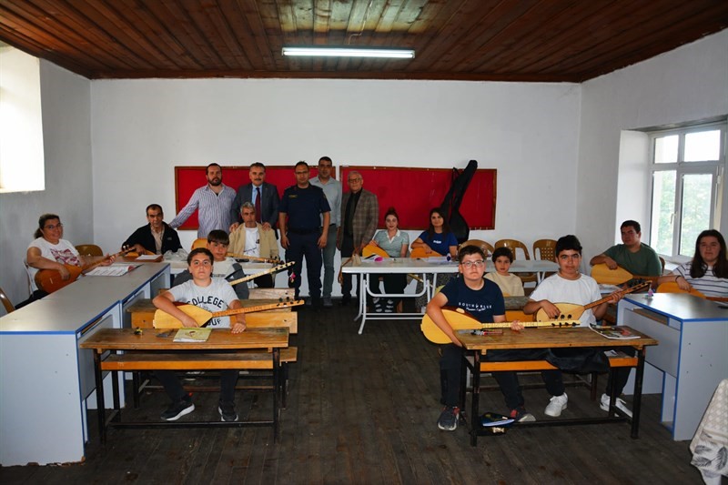 Kaymakam Odabaş’tan Tahtakuşlar’da bağlama kursuna ziyaret