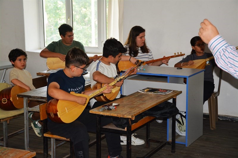 Kaymakam Odabaş&rsquo;tan Tahtakuşlar&rsquo;da bağlama kursuna ziyaret
