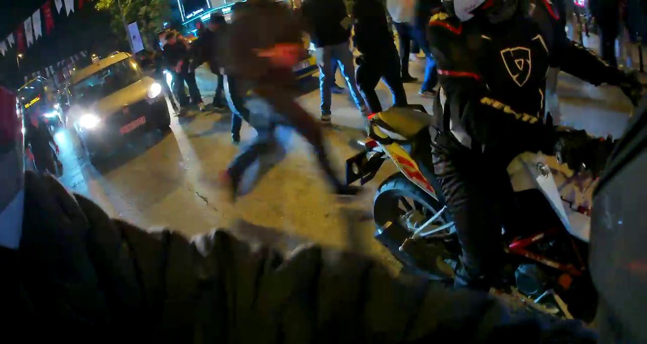 Kadıköy’de Galatasaray atkılı araca saldırı kamerada