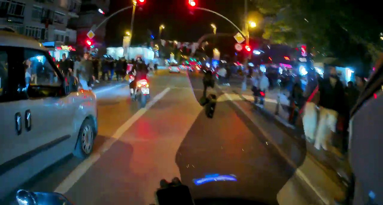 Kadık&ouml;y&rsquo;de Galatasaray atkılı araca saldırı kamerada
