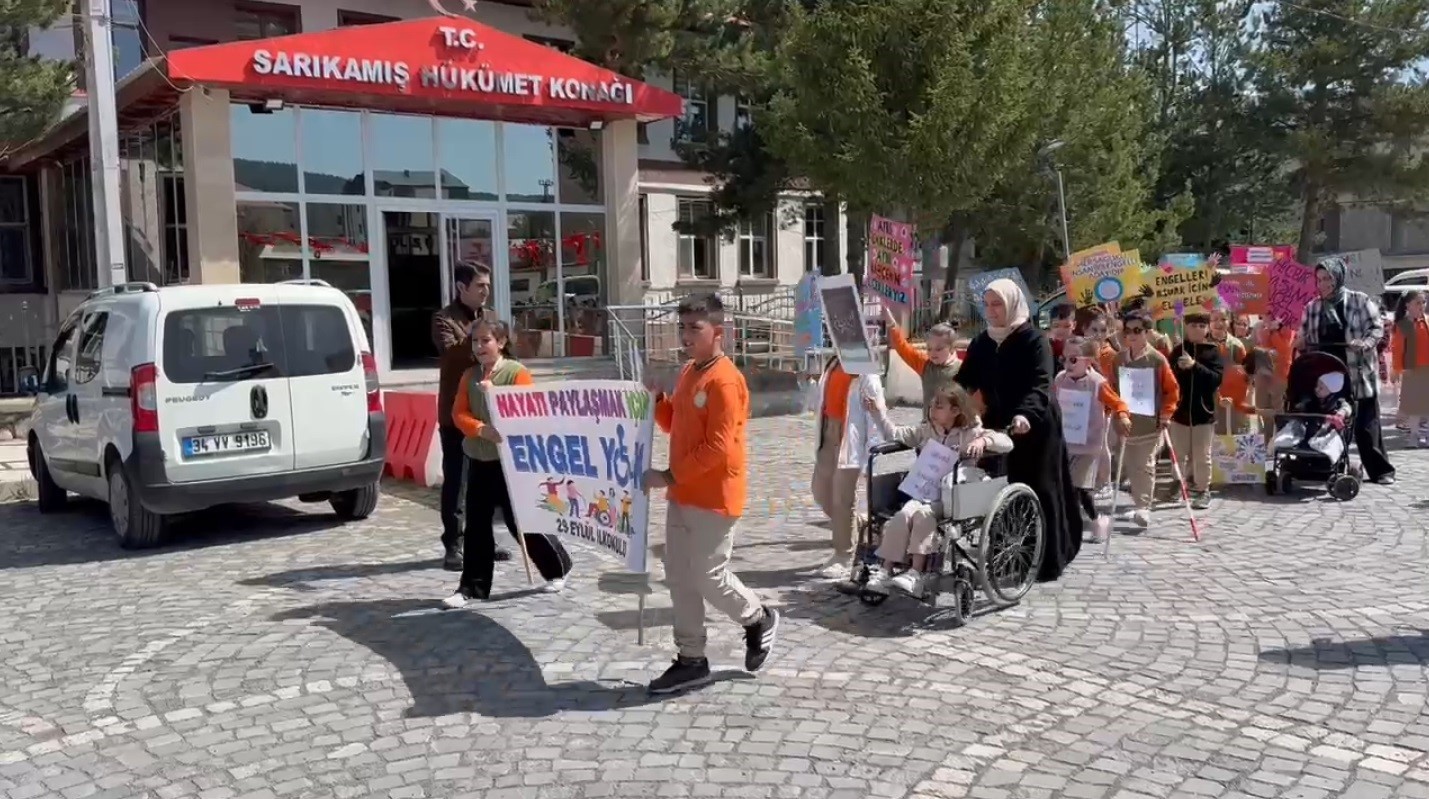 Kars’ta minik yürekler engelliler için yürüdü