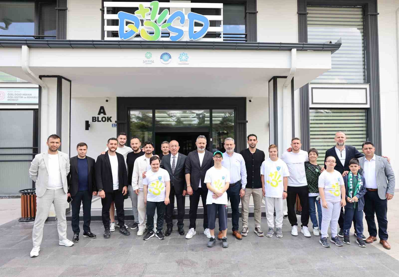 Konyaspor’dan özel çocuklara ziyaret