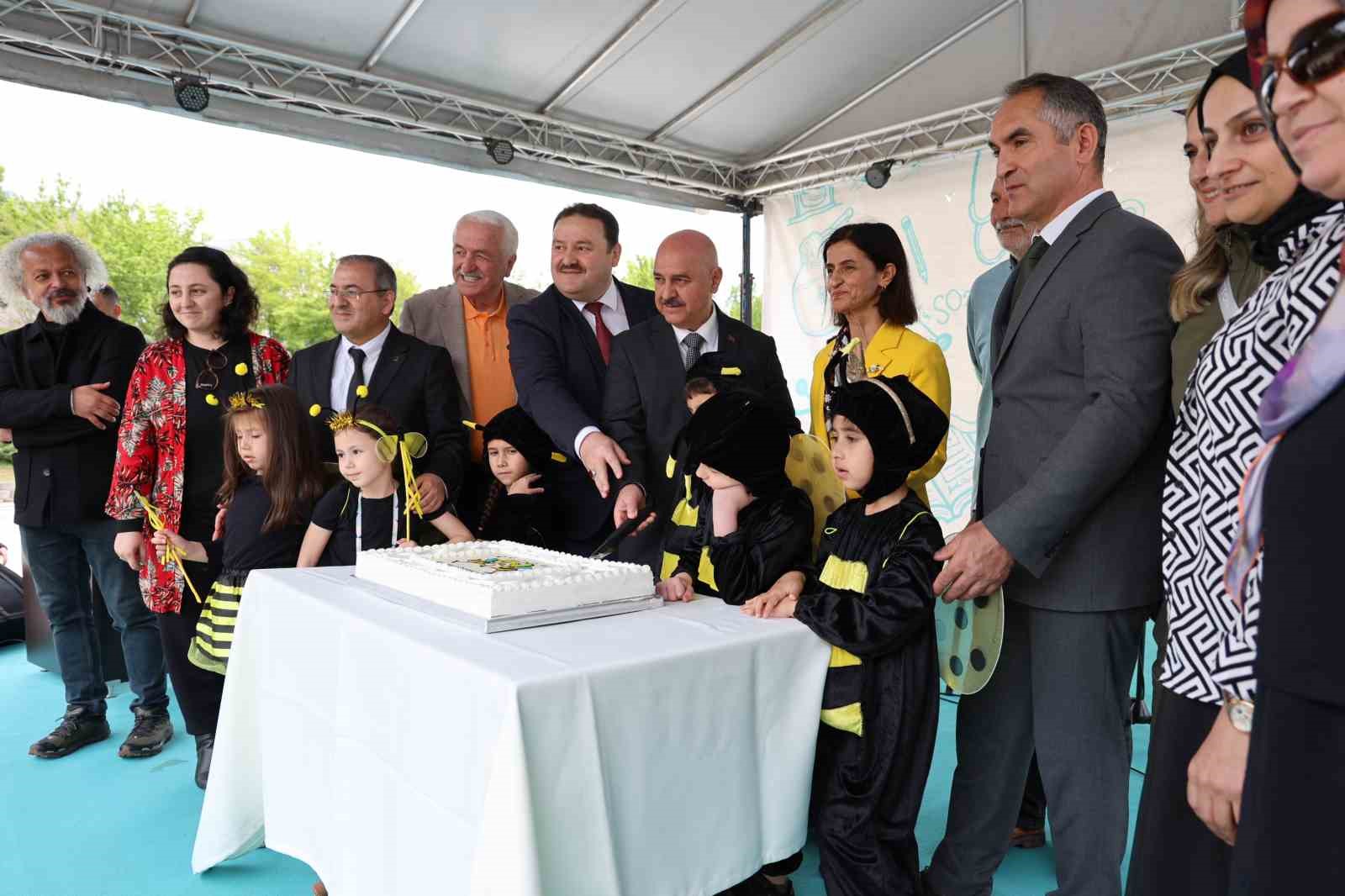 Dünya arı günü resim yarışmasında ödüller dağıtıldı