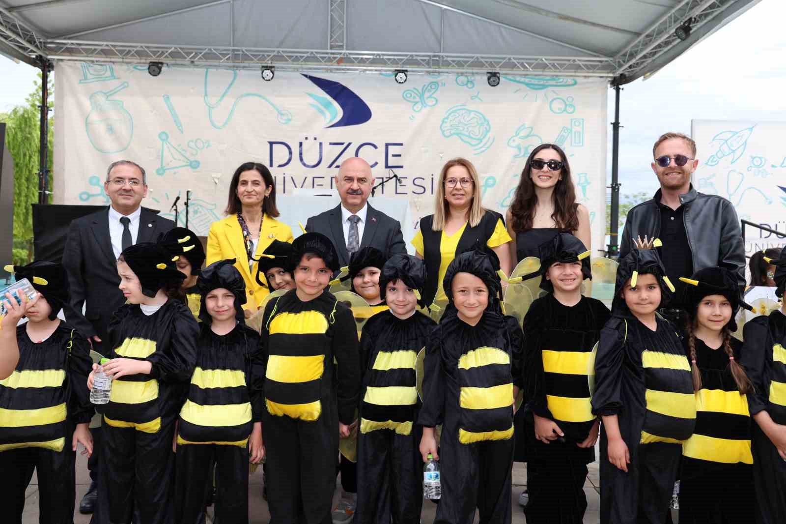 D&uuml;nya arı g&uuml;n&uuml; resim yarışmasında &ouml;d&uuml;ller dağıtıldı
