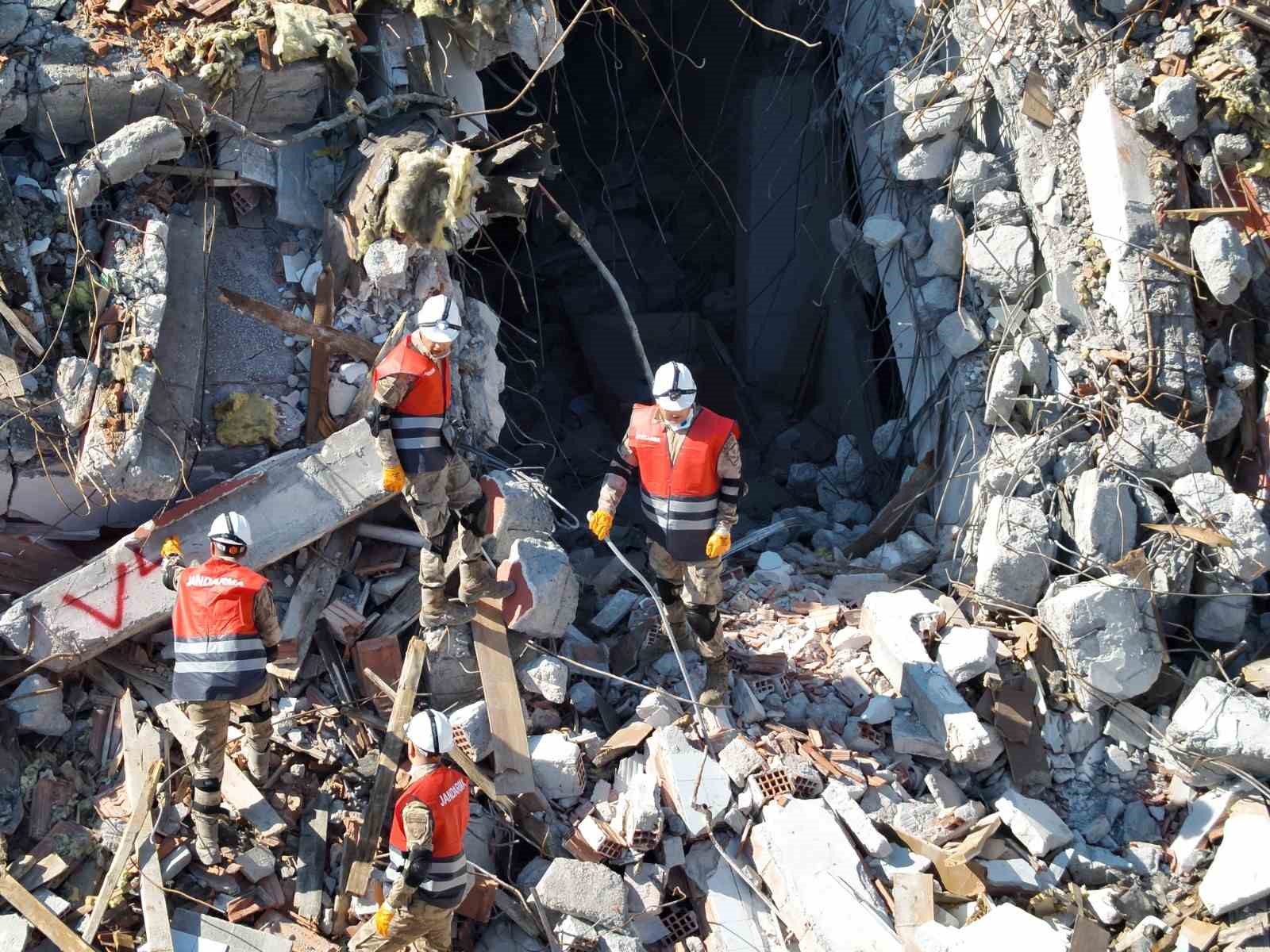 Balıkesir’de deprem tatbikatı gerçeği aratmadı