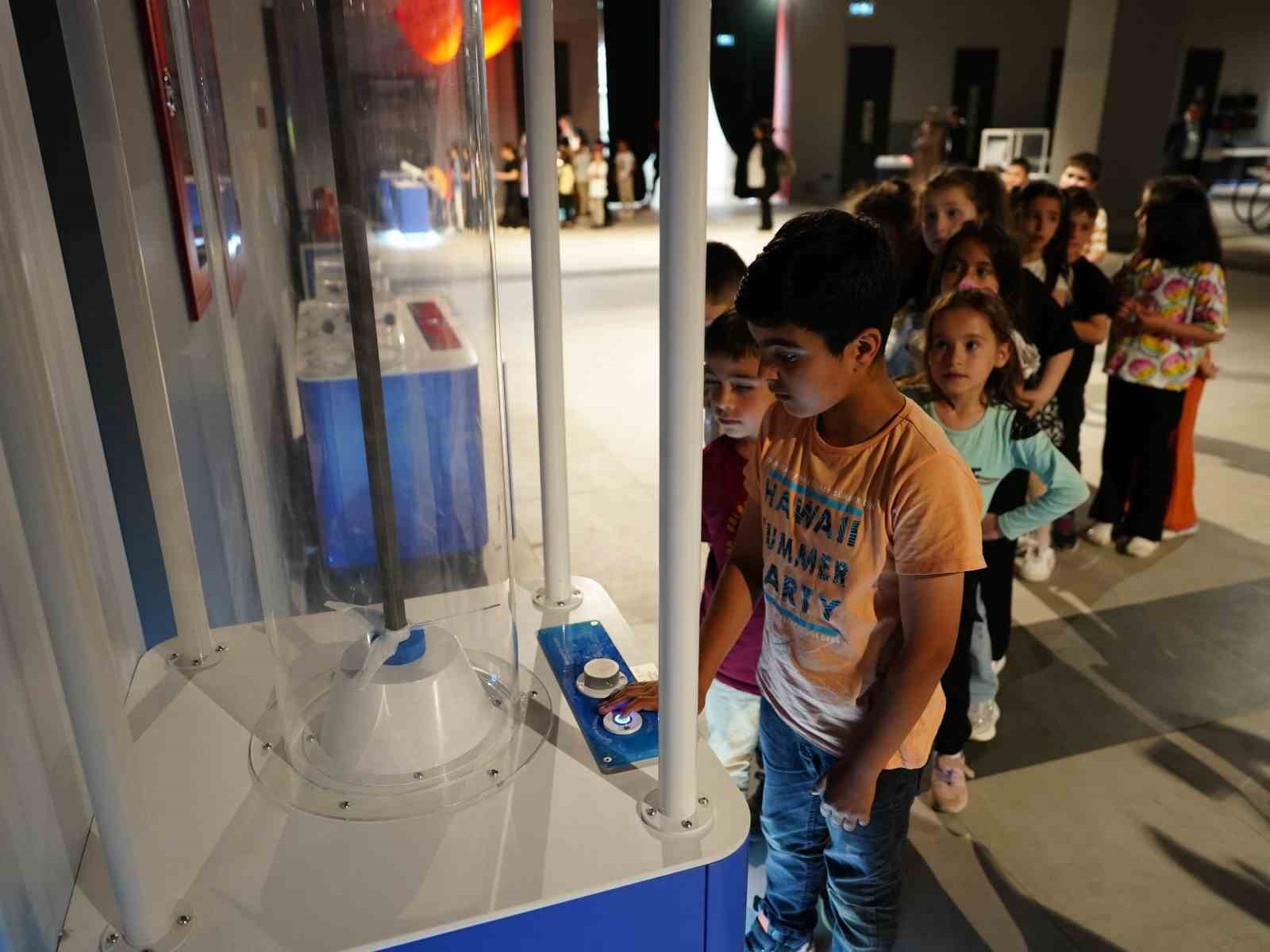 Bolu&rsquo;dan D&uuml;zce&rsquo;ye gelen &ouml;ğrenciler bilim deneyi yaşadı
