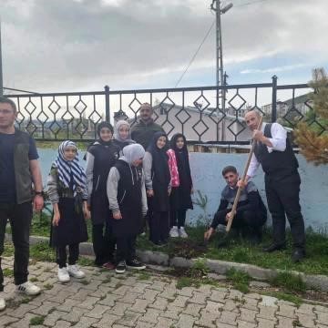 Öğrenciler fidan dikti
