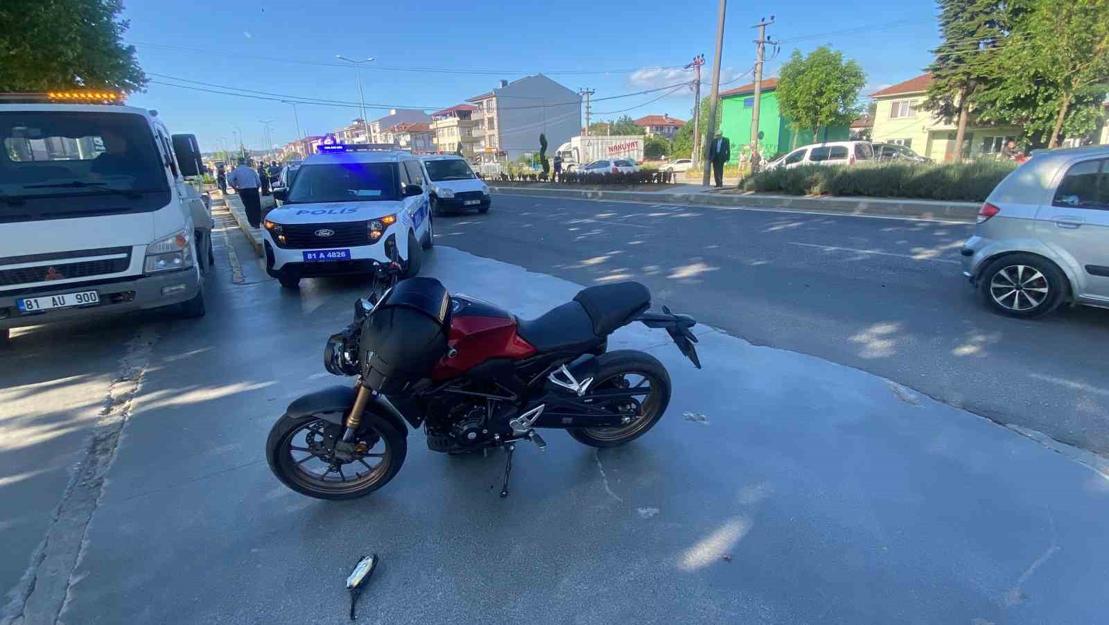 Motosiklet babaanne ile torununa &ccedil;arptı: 3 yaralı
