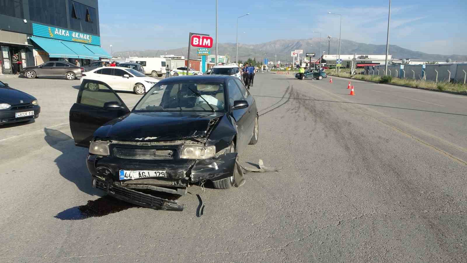 Kazaya karıştı, aracını bırakıp kaçtı