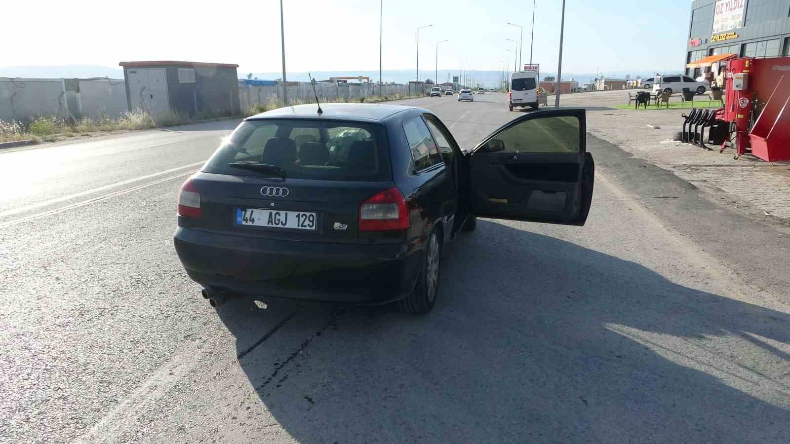 Kazaya karıştı, aracını bırakıp ka&ccedil;tı
