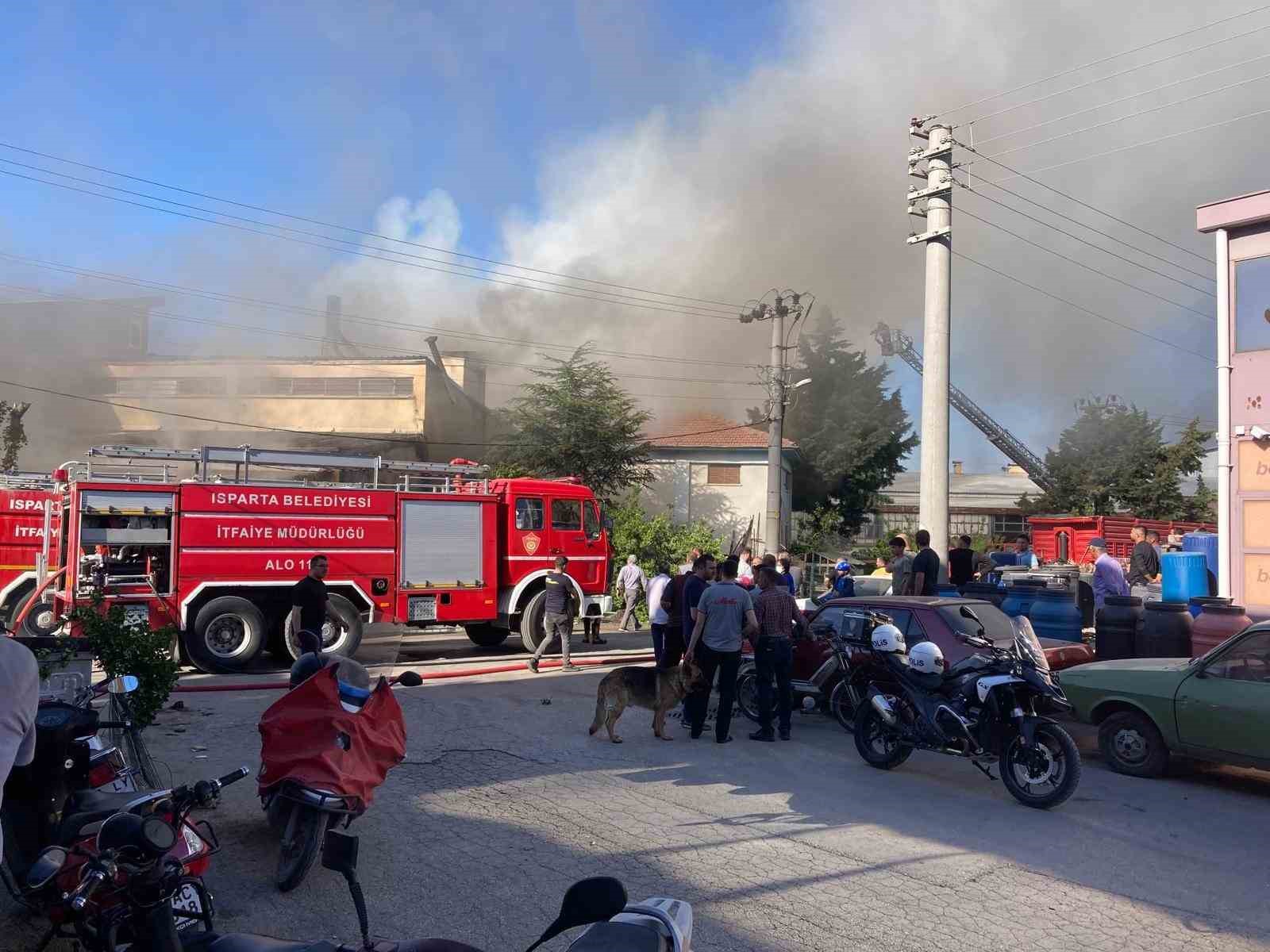 Isparta’da oyuncak dükkanında çıkan yangını itfaiye ekibi söndürdü