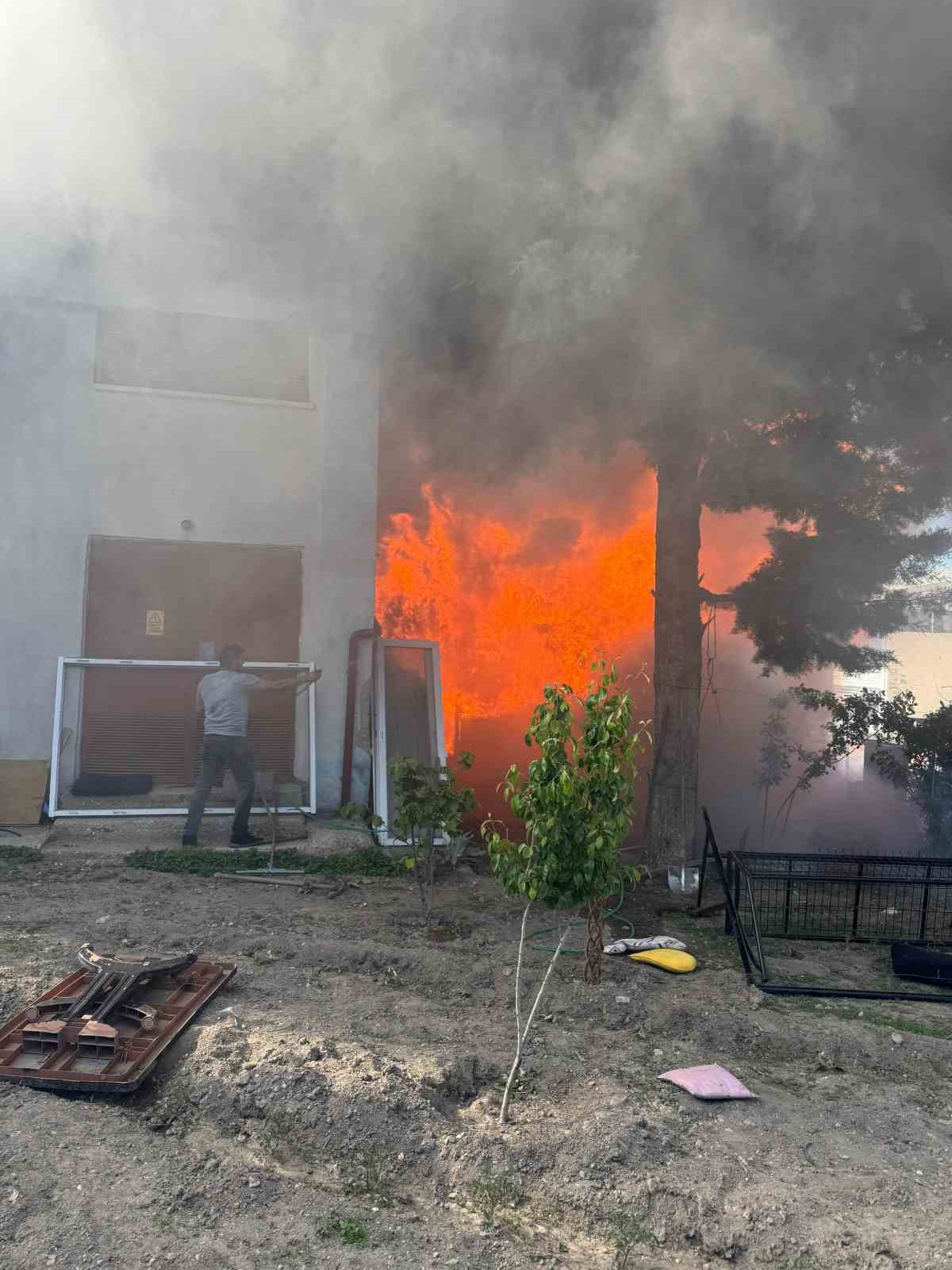 Isparta’da oyuncak dükkanında çıkan yangını itfaiye ekibi söndürdü