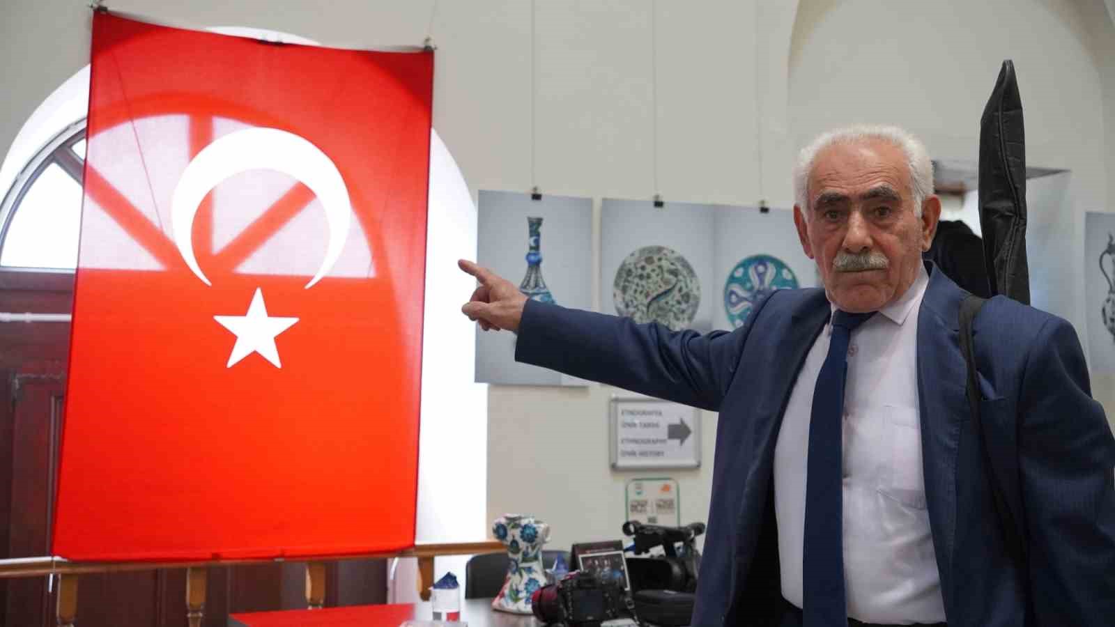 65 yıldır sazı ve kalemi elinde
