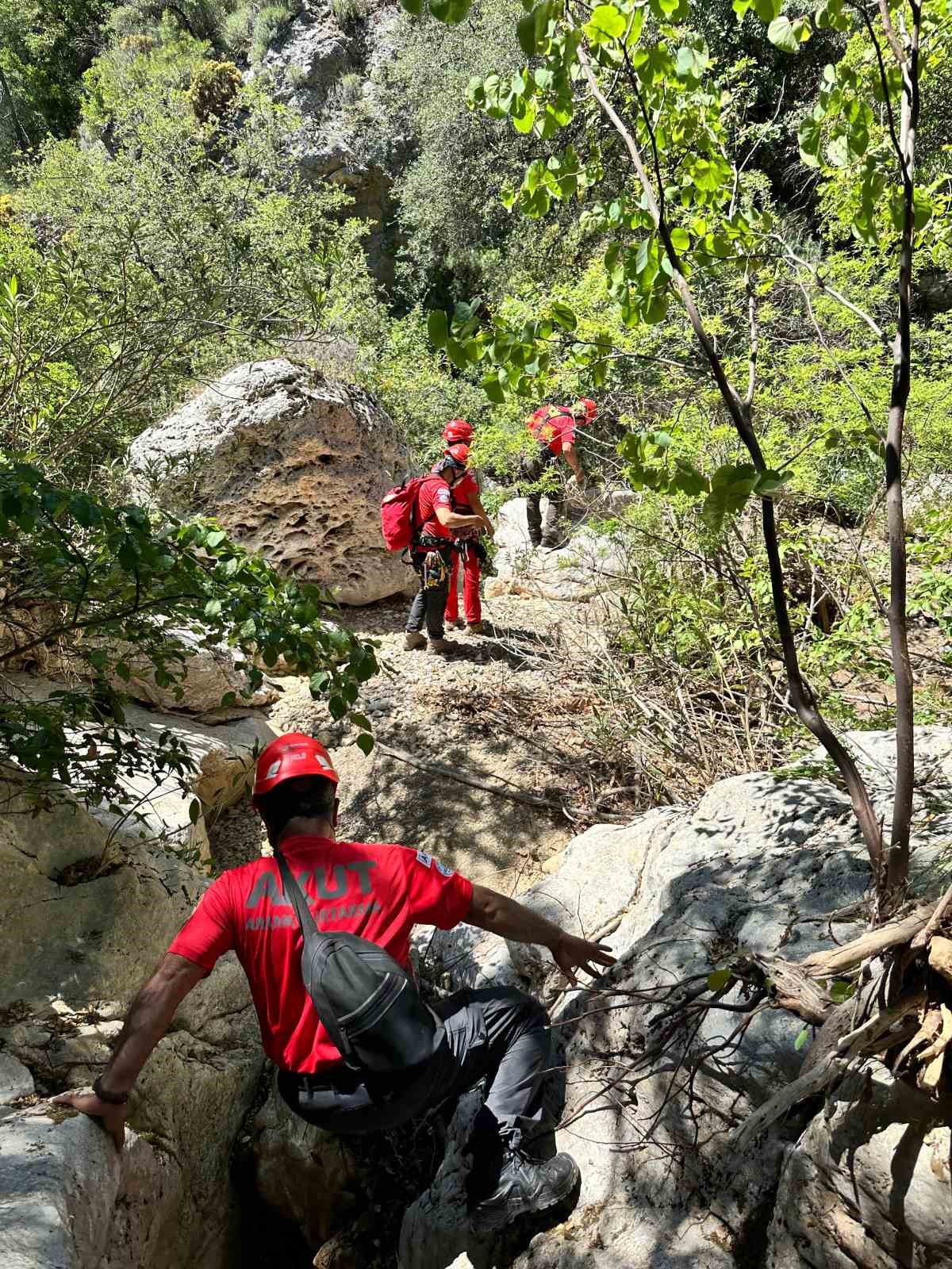 Fethiye’de derede mahsur kalan köpek kurtarıldı