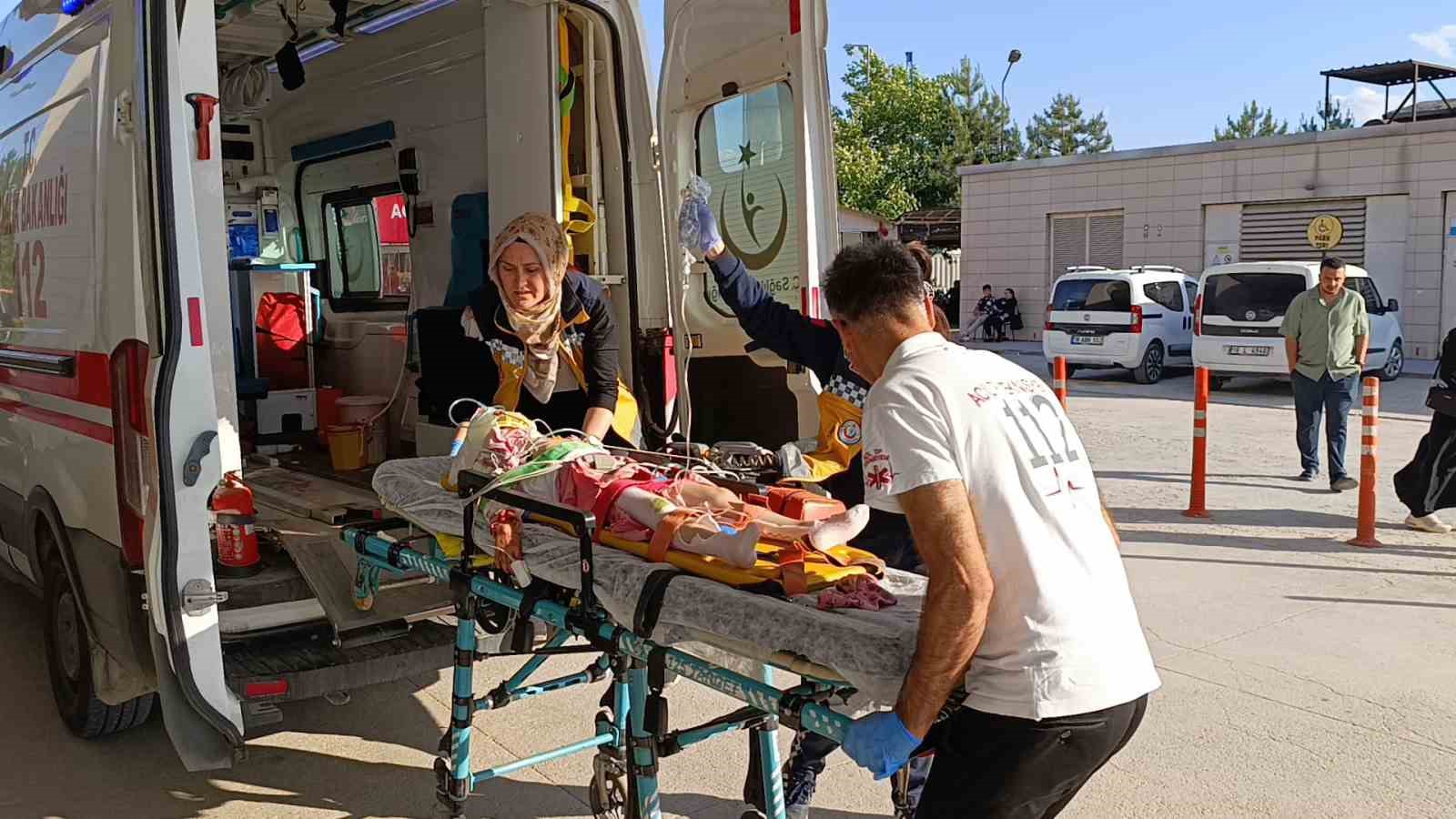 B&uuml;y&uuml;k acı...Babasının kullandığı trakt&ouml;r&uuml;n altında kaldı

