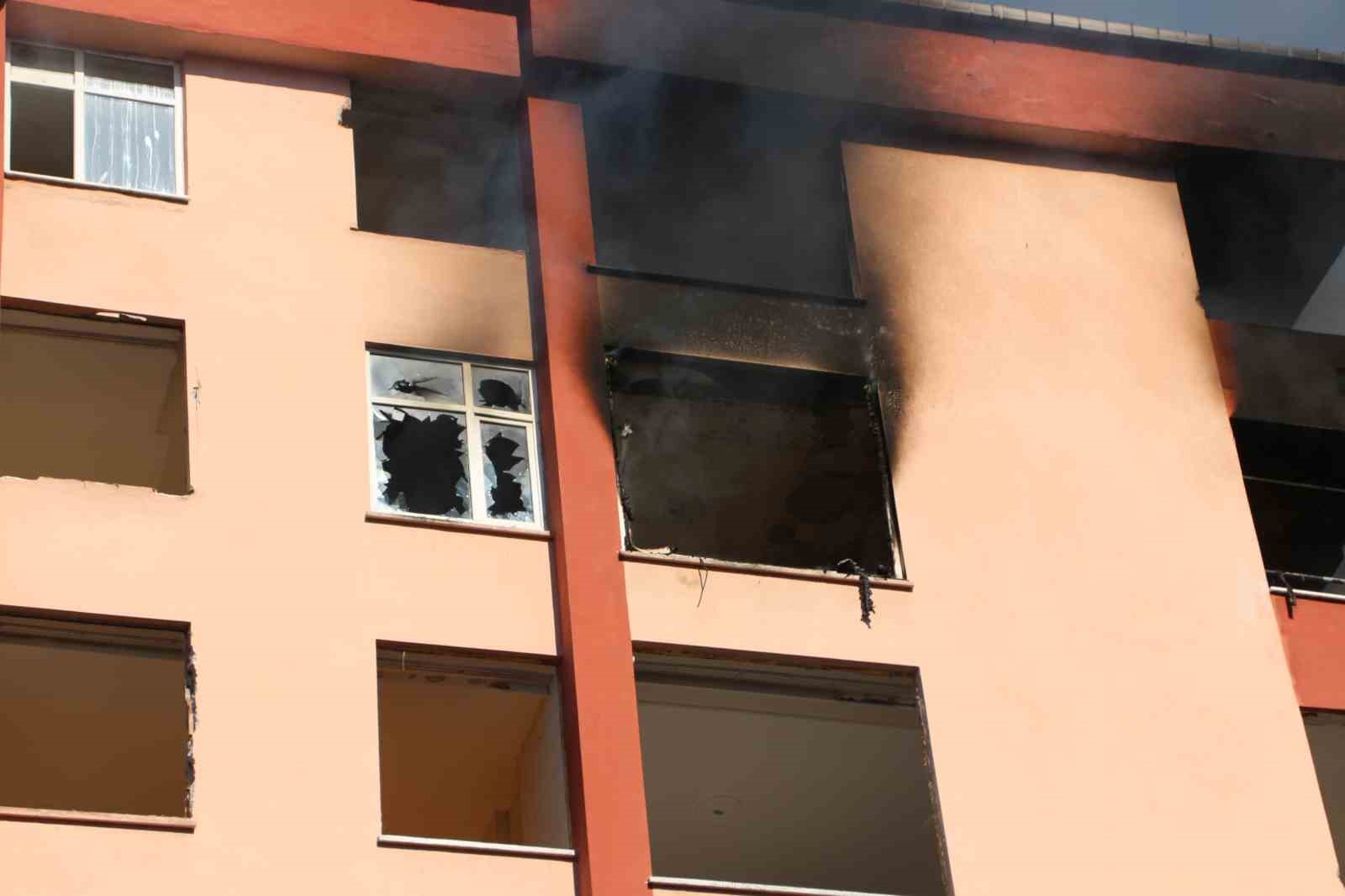 Rize’de boş binada yangın çıktı