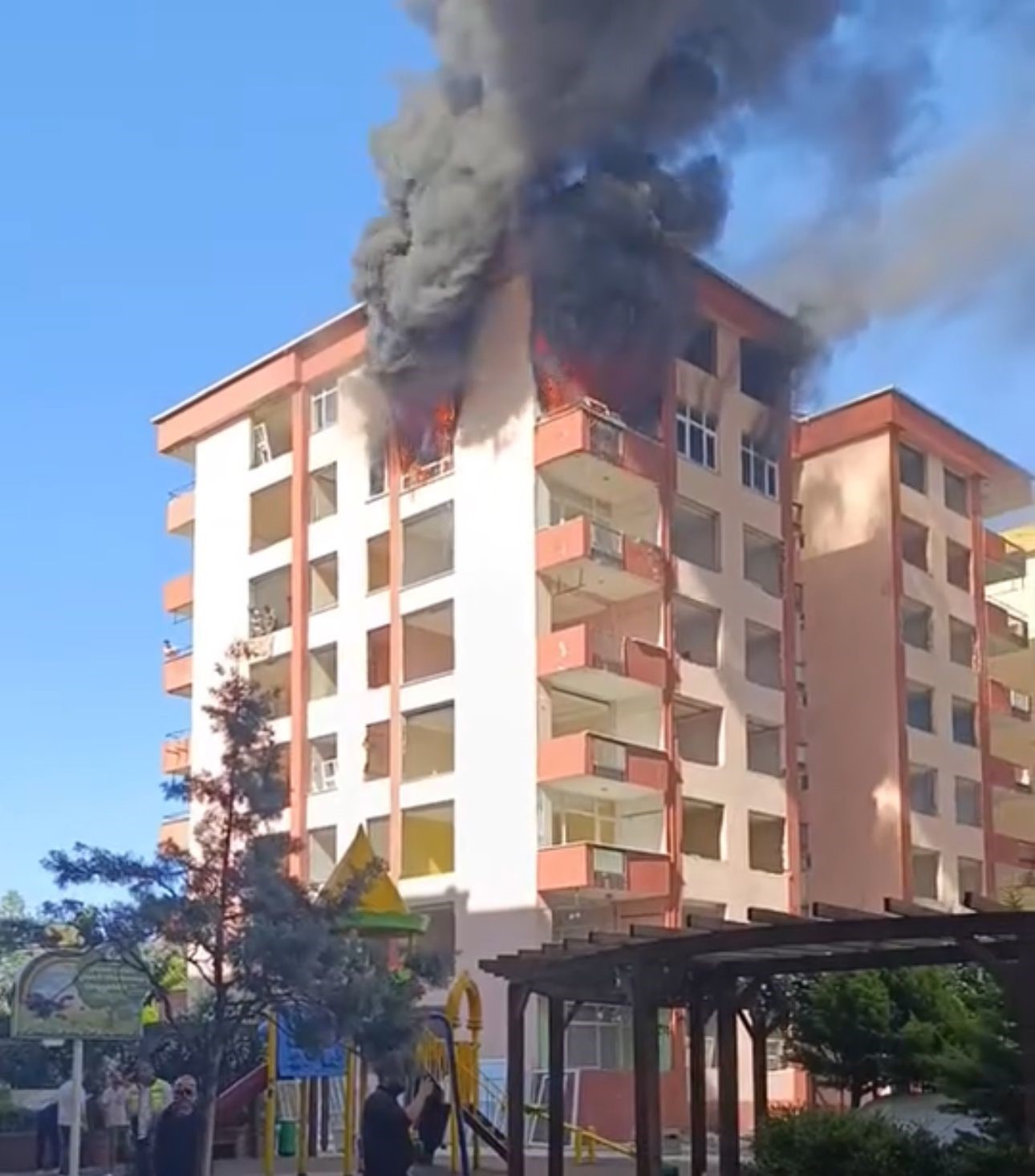 Rize&rsquo;de boş binada yangın &ccedil;ıktı
