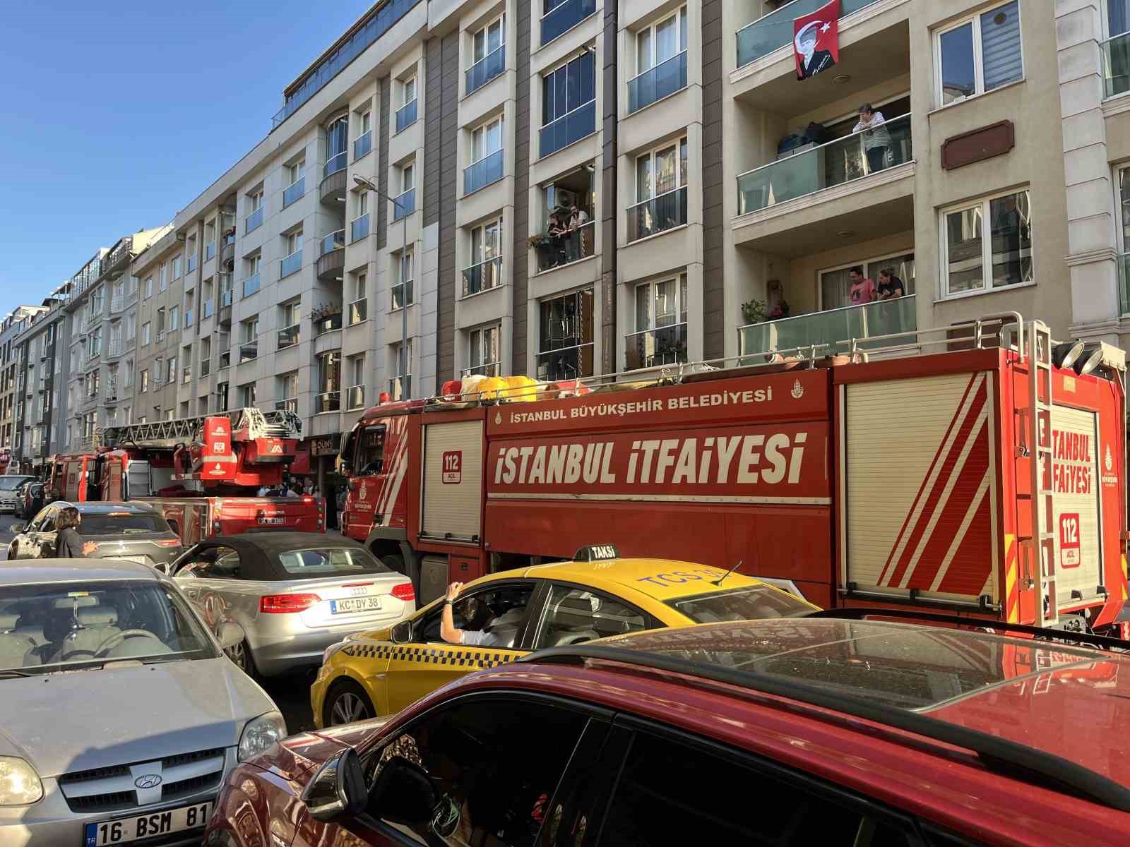 Eyüpsultan’da 7 katlı binanın çatısı alev alev yandı: Yangın iki binaya sıçradı