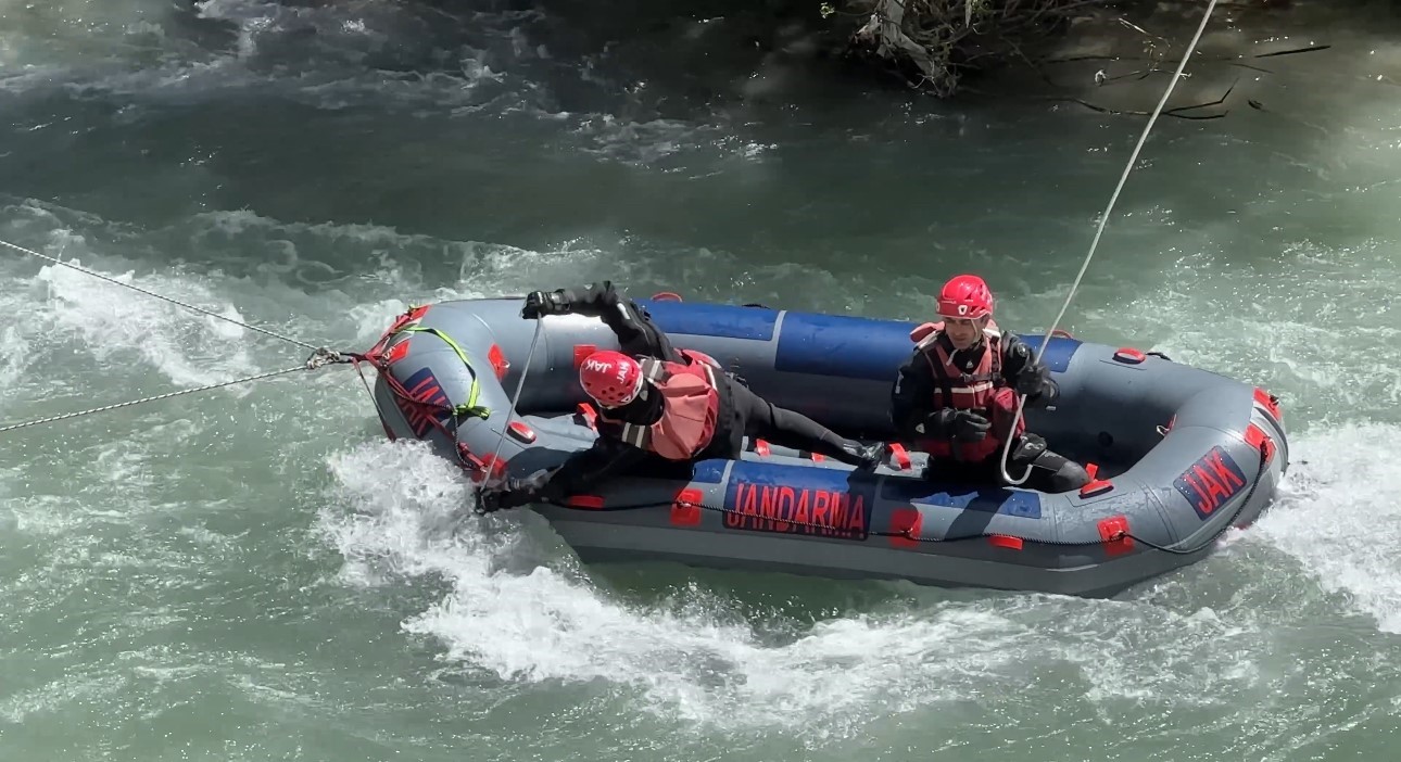 Y&uuml;ksekova&rsquo;da derede kaybolan İbrahim Necir&rsquo;i arama &ccedil;alışmaları s&uuml;r&uuml;yor
