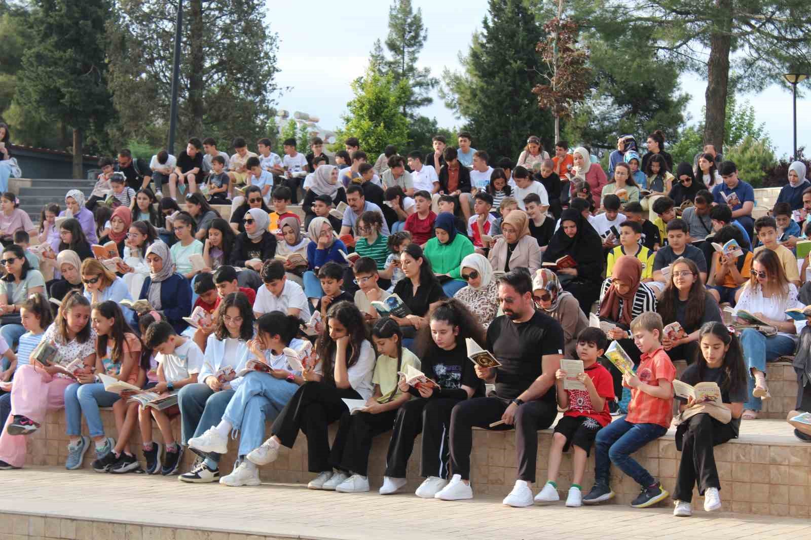 Siirt’te öğrenciler ve veliler birlikte kitap okudu