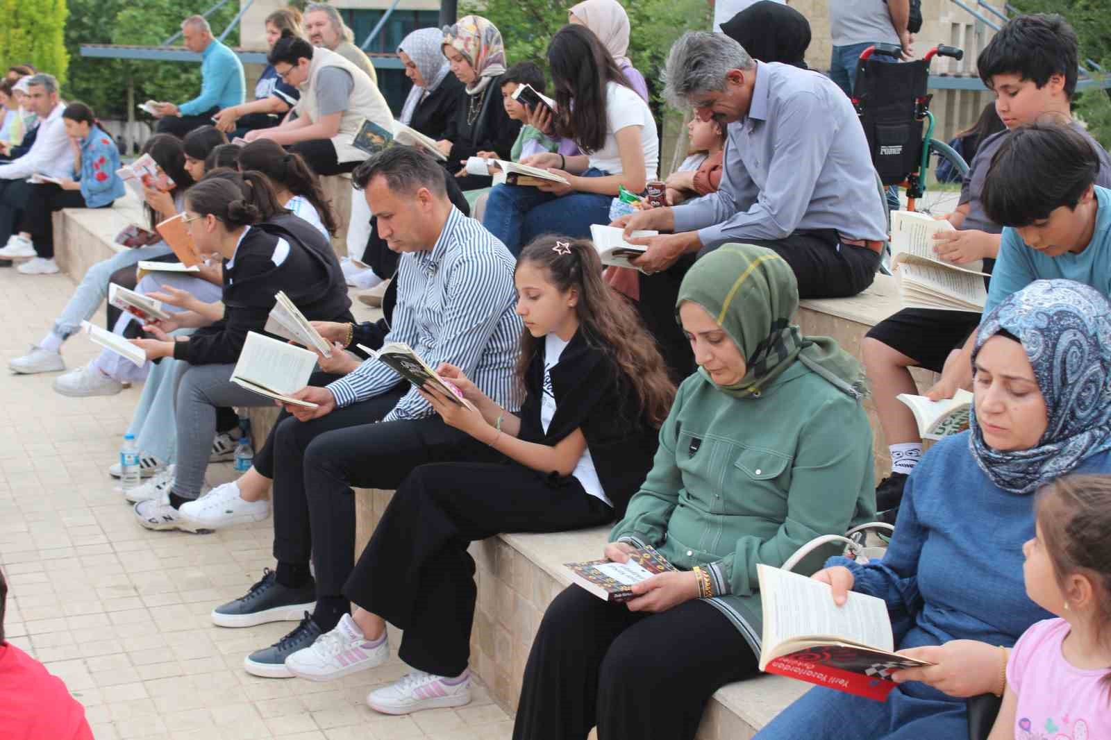 Siirt’te öğrenciler ve veliler birlikte kitap okudu
