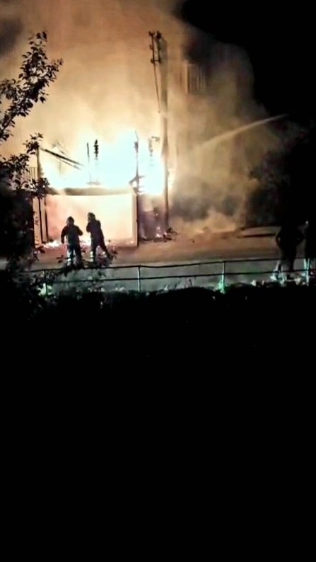 Evin önündeki garaj alevlere teslim oldu