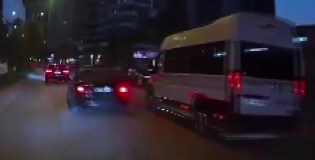 Adana’da makas atan otomobilin zincirleme kazaya neden olduğu anlar kamerada