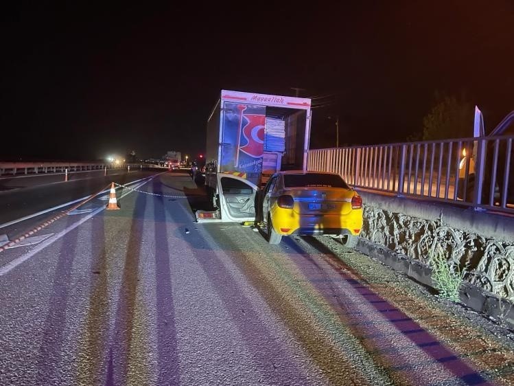 D-650’de feci kaza... Ticari taksi, kamyonete ok gibi saplandı: 1 ölü, 1 yaralı
