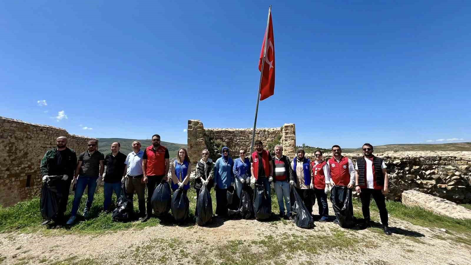 Tarihi Bayburt Kalesi’nde çevre temizliği yapıldı
