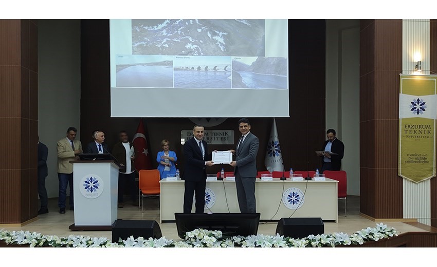 ET&Uuml;&rsquo;de "Erzurum şehrinin k&uuml;lt&uuml;rel gelişim s&uuml;recinde &ouml;nemli kurumlar" paneli ve "Arkeolojik kazılar sergisi" d&uuml;zenlendi
