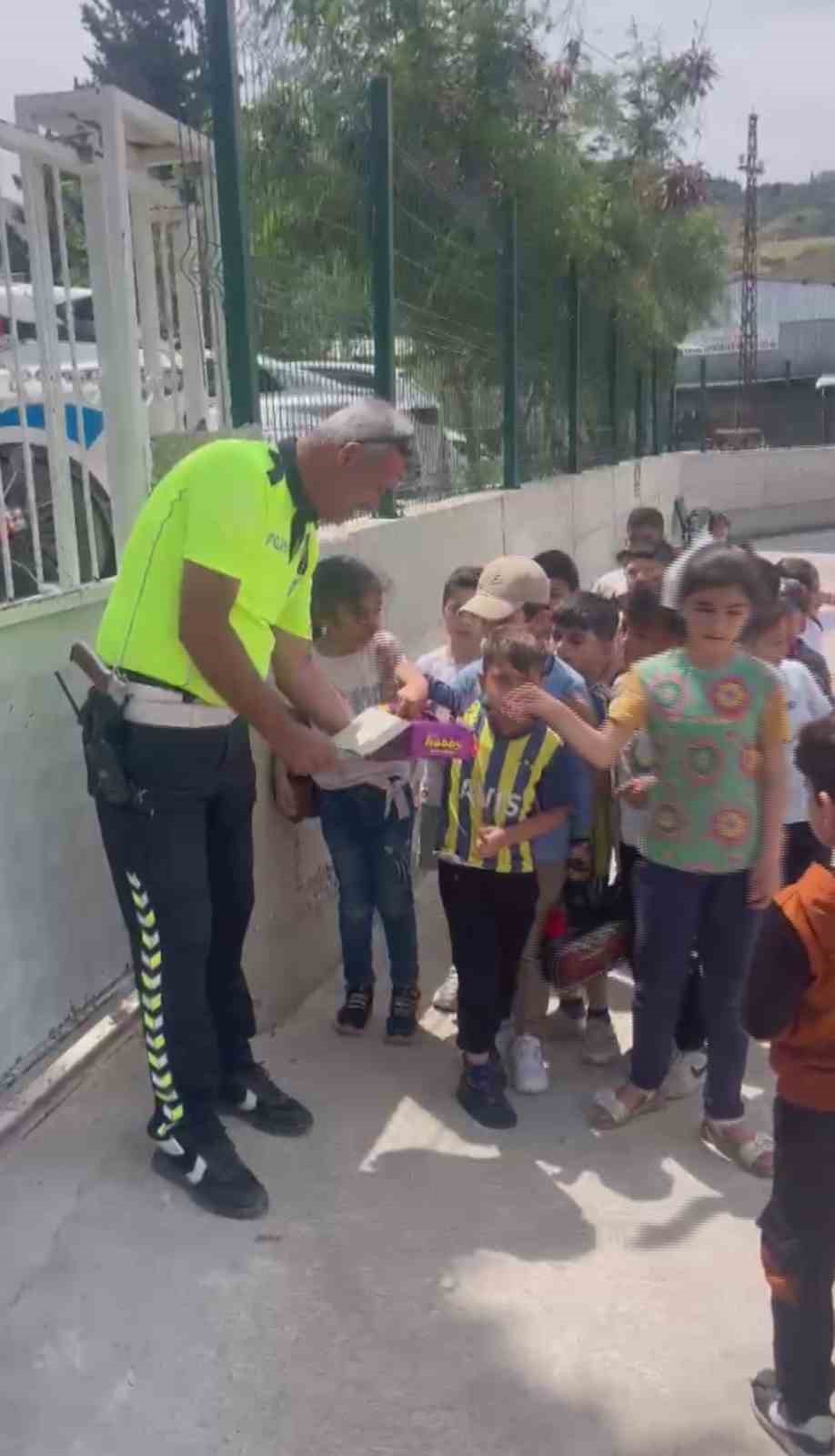 Polis ekiplerinin okul önündeki çikolata sırası yürekleri ısıttı