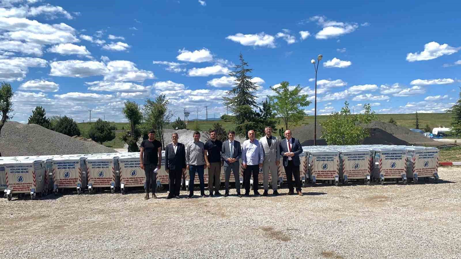 Sandıklı’da çöp konteyneri dağıtımı yapıldı