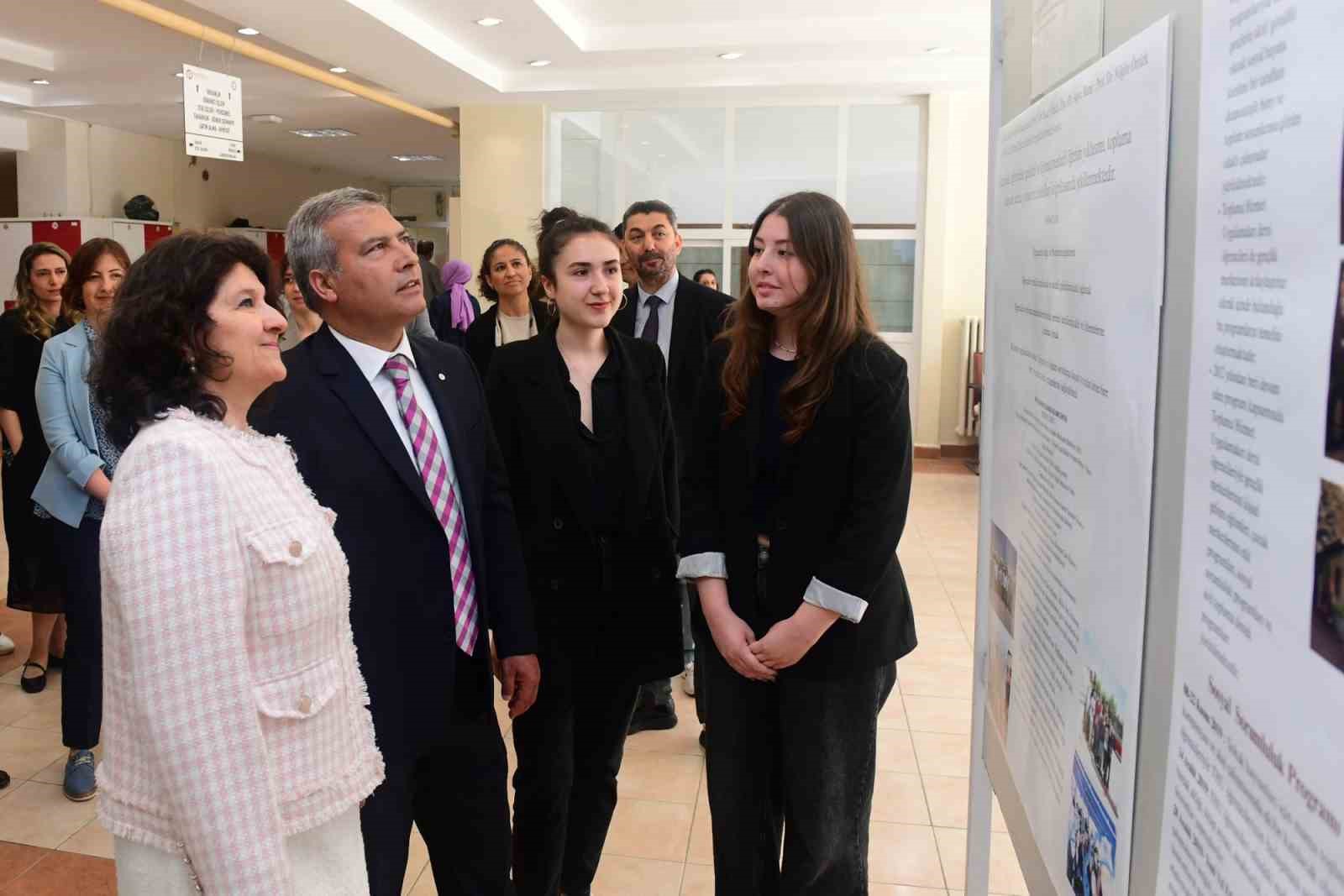 Eczacılık Fakültesi’nde ’Topluma Hizmet Uygulamaları’ dersi çerçevesinde sergi açıldı