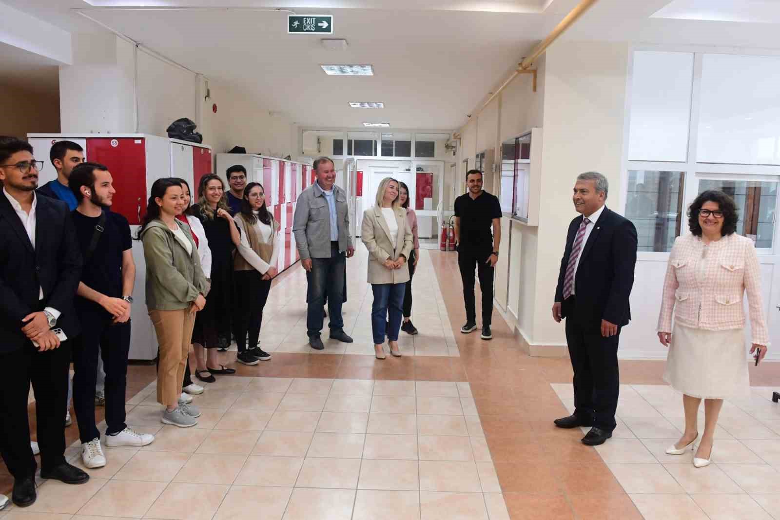 Eczacılık Fak&uuml;ltesi&rsquo;nde &rsquo;Topluma Hizmet Uygulamaları&rsquo; dersi &ccedil;er&ccedil;evesinde sergi a&ccedil;ıldı
