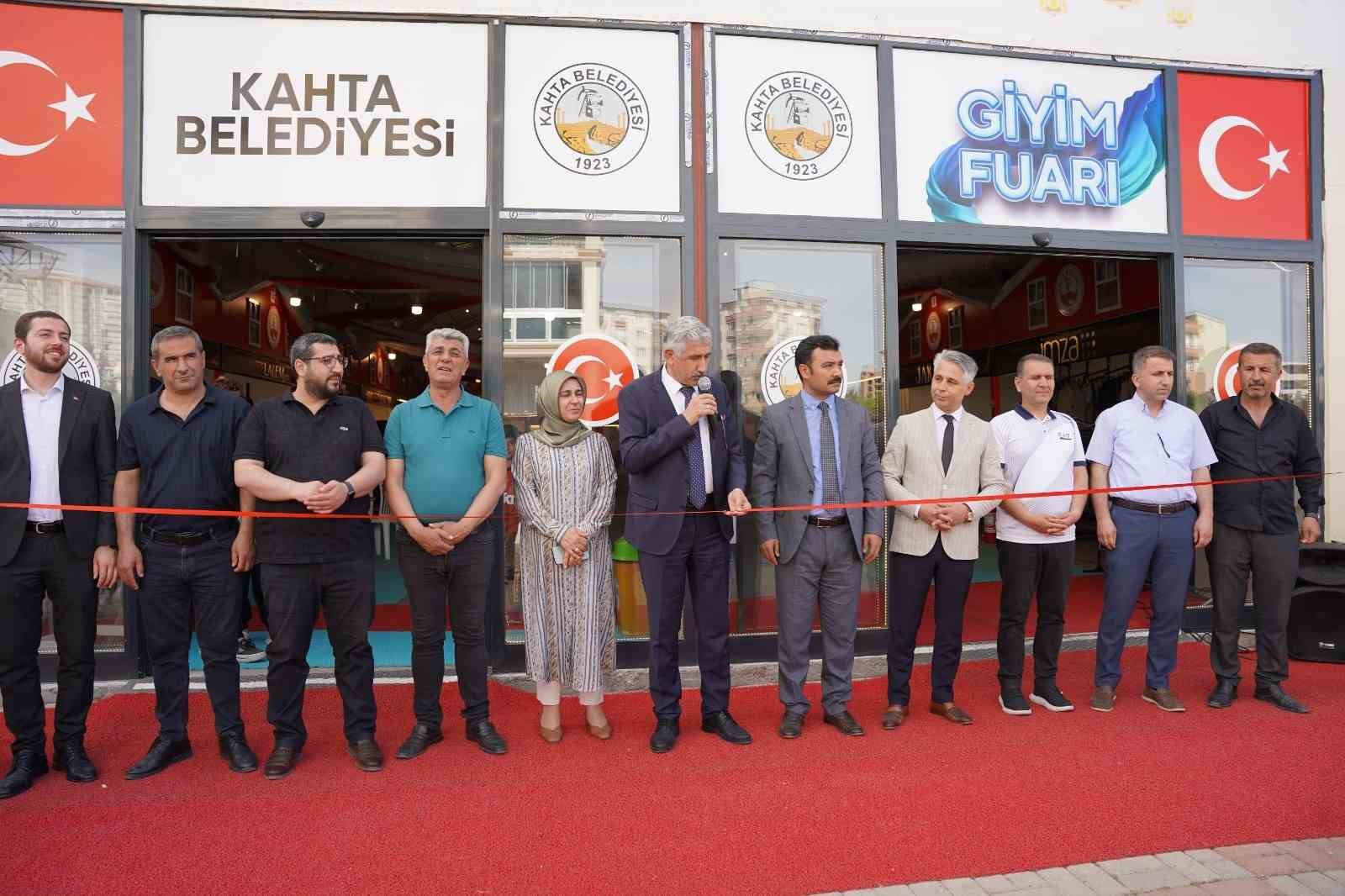 Kahta Belediyesi Giyim Fuarı’nı hizmete açtı