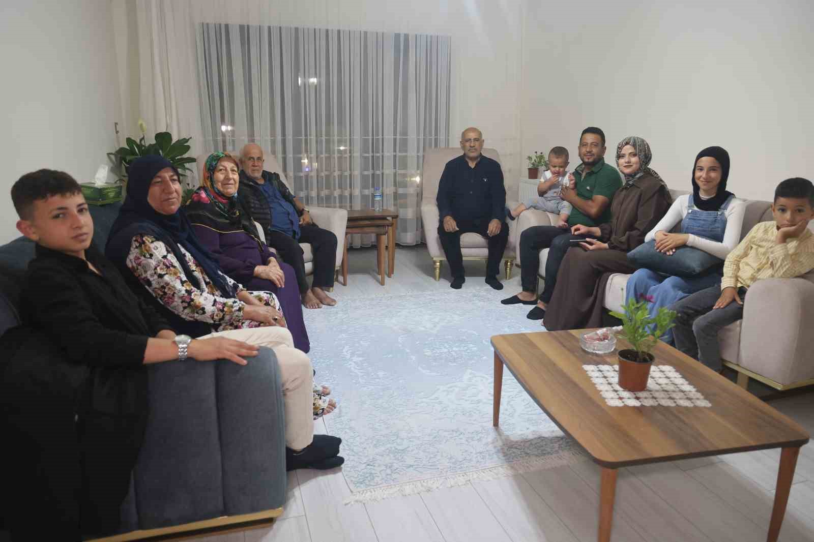 Yeni yuvasında ilk misafiri olan Bakan Kurum’a 9 evladının ismini tek solukta sayan depremzede baba gülümsetti