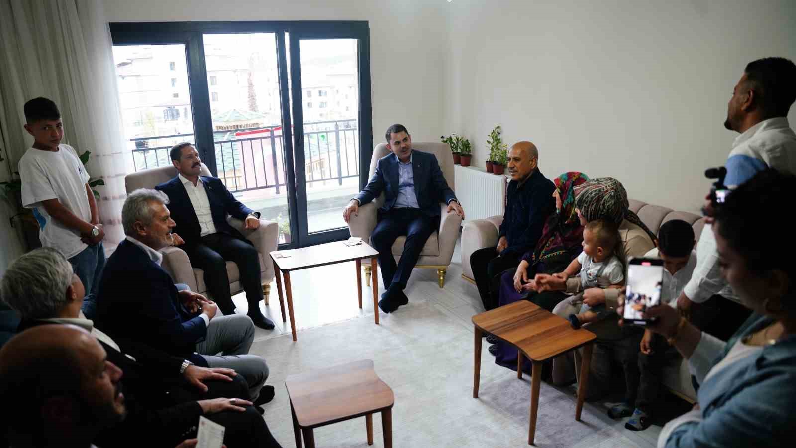 Yeni yuvasında ilk misafiri olan Bakan Kurum’a 9 evladının ismini tek solukta sayan depremzede baba gülümsetti
