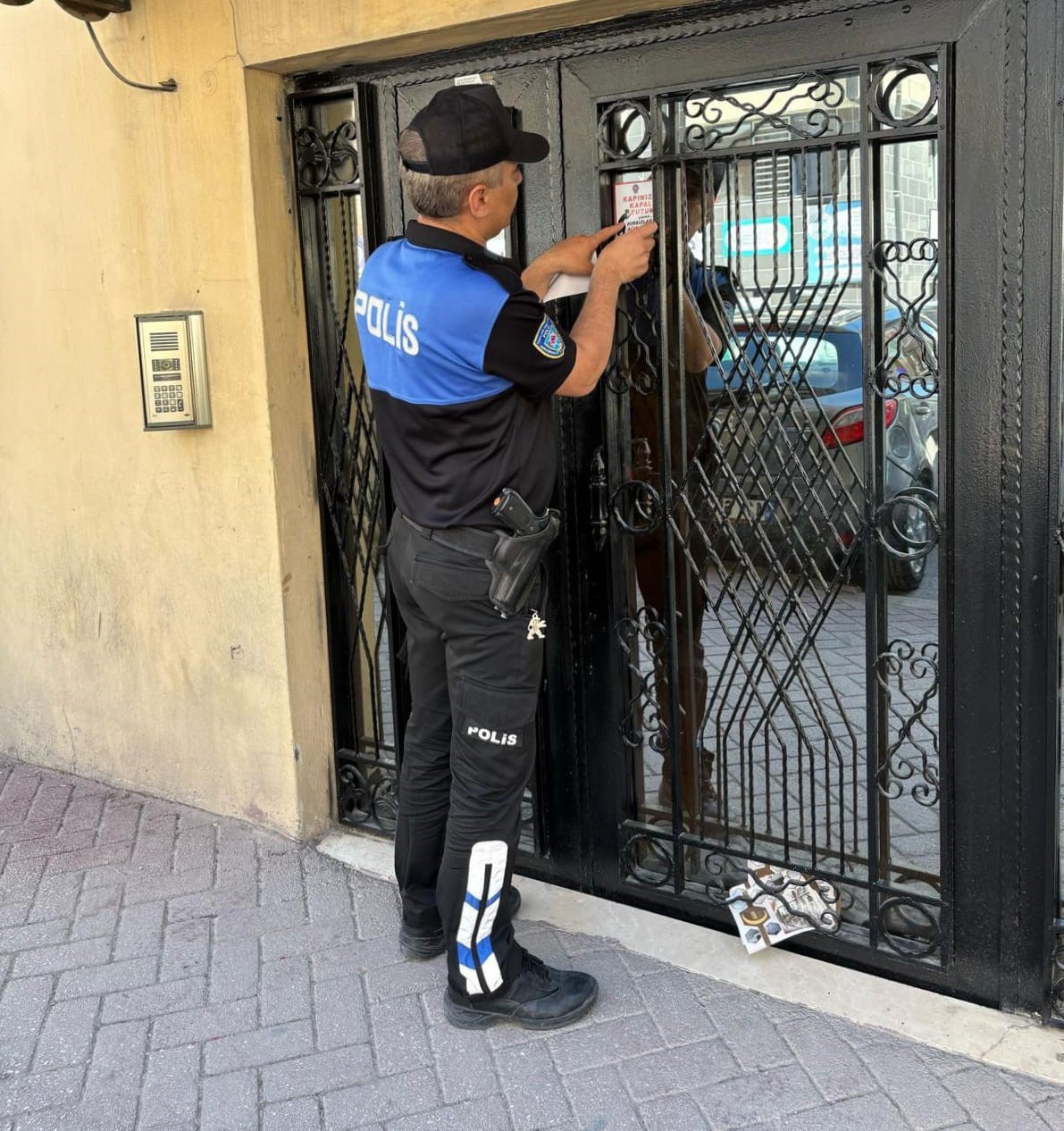 Binaların giriş kapılarına binlerce ’Hırsızlık Açık Kapı Sever’ isimli etiket yapıştırıldı