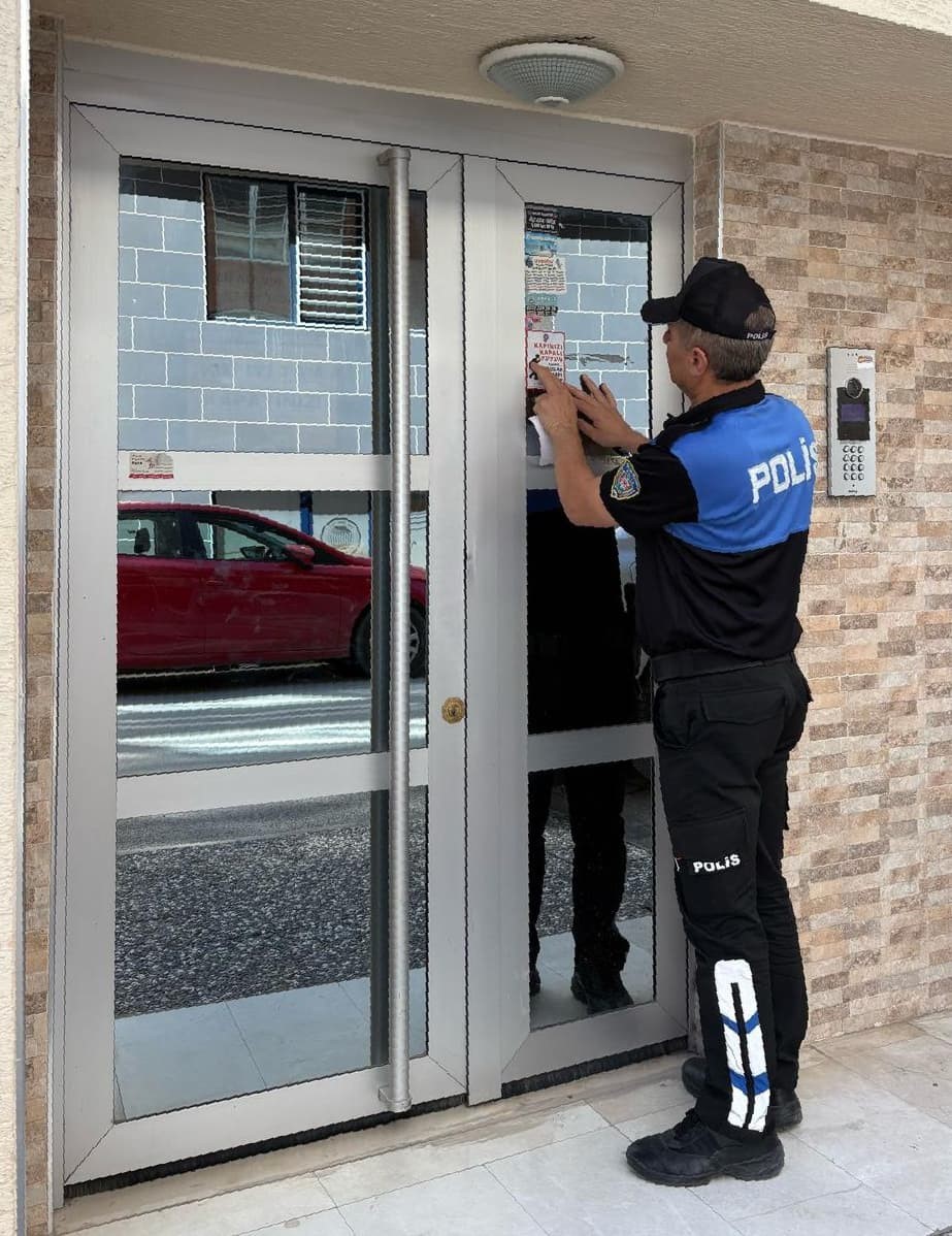Binaların giriş kapılarına binlerce ’Hırsızlık Açık Kapı Sever’ isimli etiket yapıştırıldı
