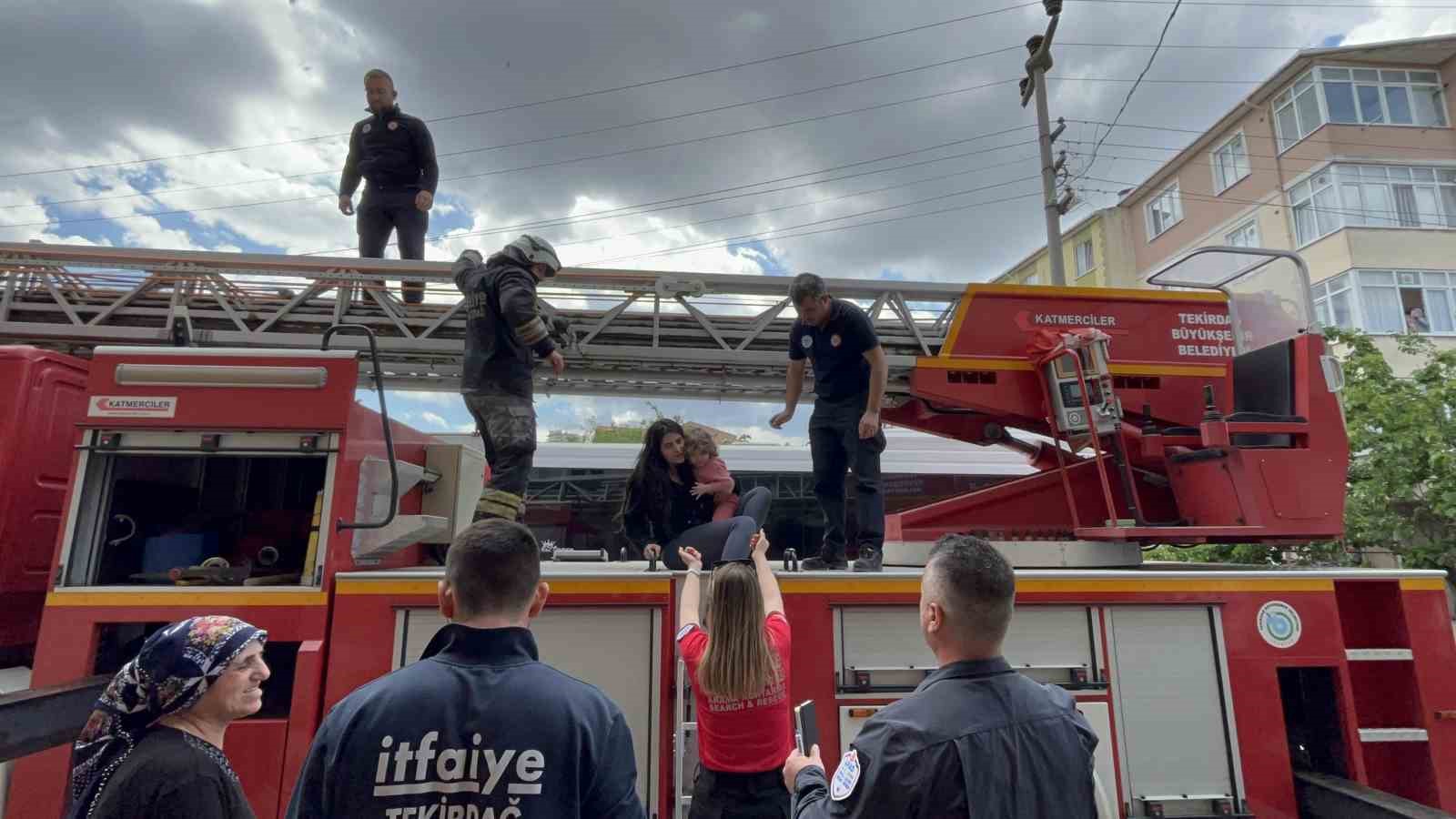 Tekirdağ’da evde çıkan yangında 3’ü çocuk 5 kişiyi itfaiye erleri kurtardı