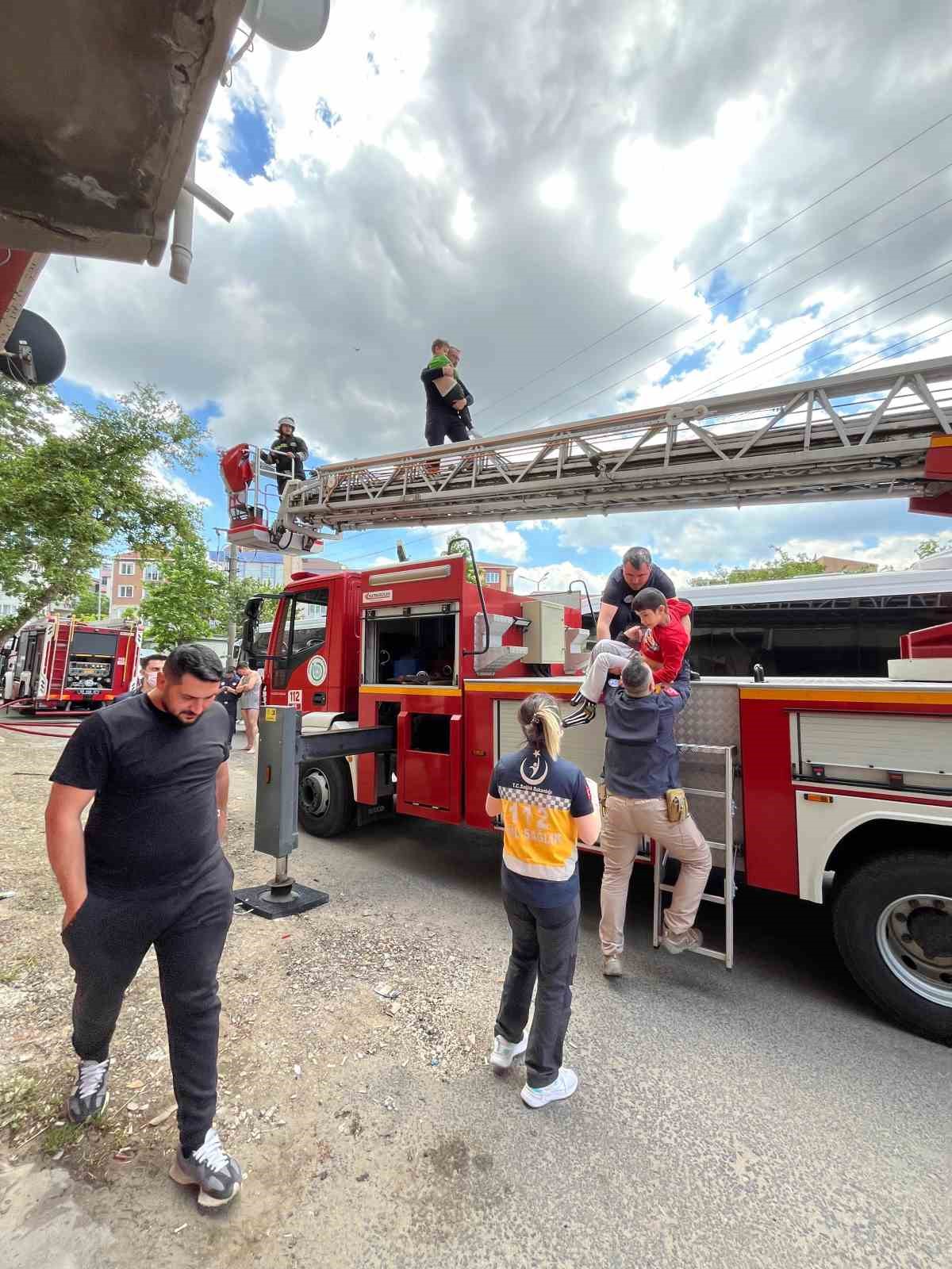 Tekirdağ’da evde çıkan yangında 3’ü çocuk 5 kişiyi itfaiye erleri kurtardı