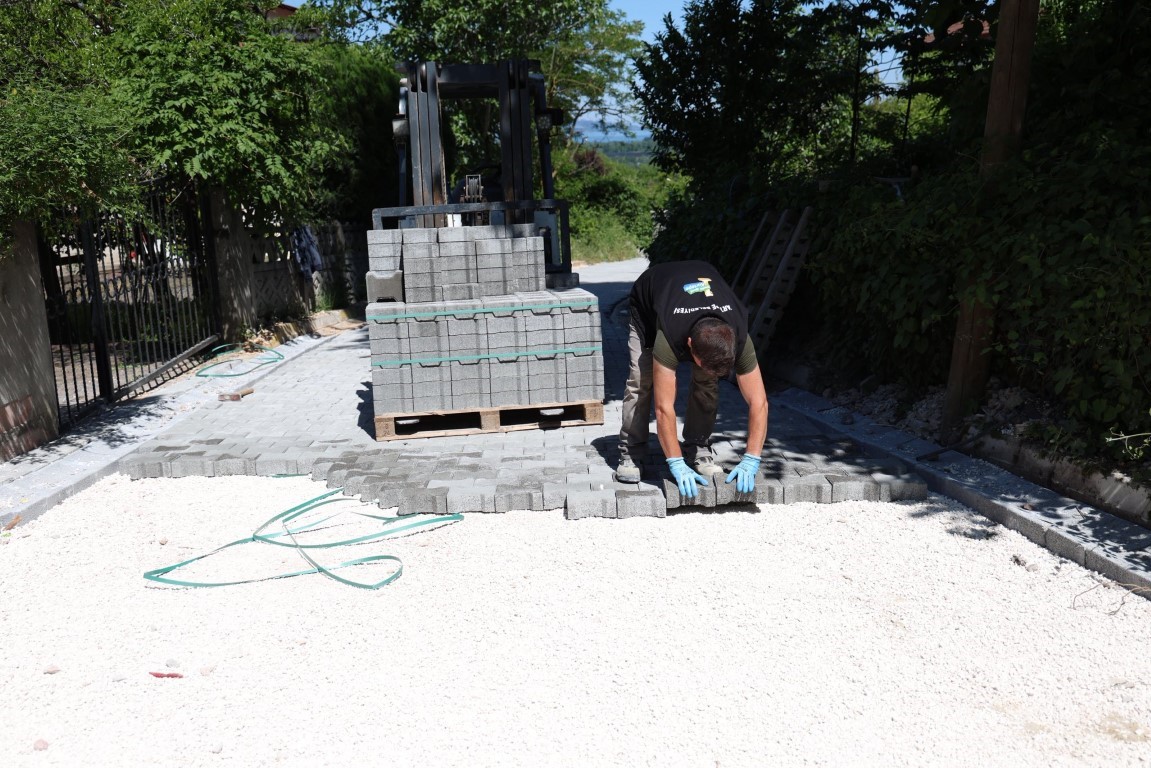 Kartepe’de sokaklar parke tamiratlarıyla konfor kazanıyor